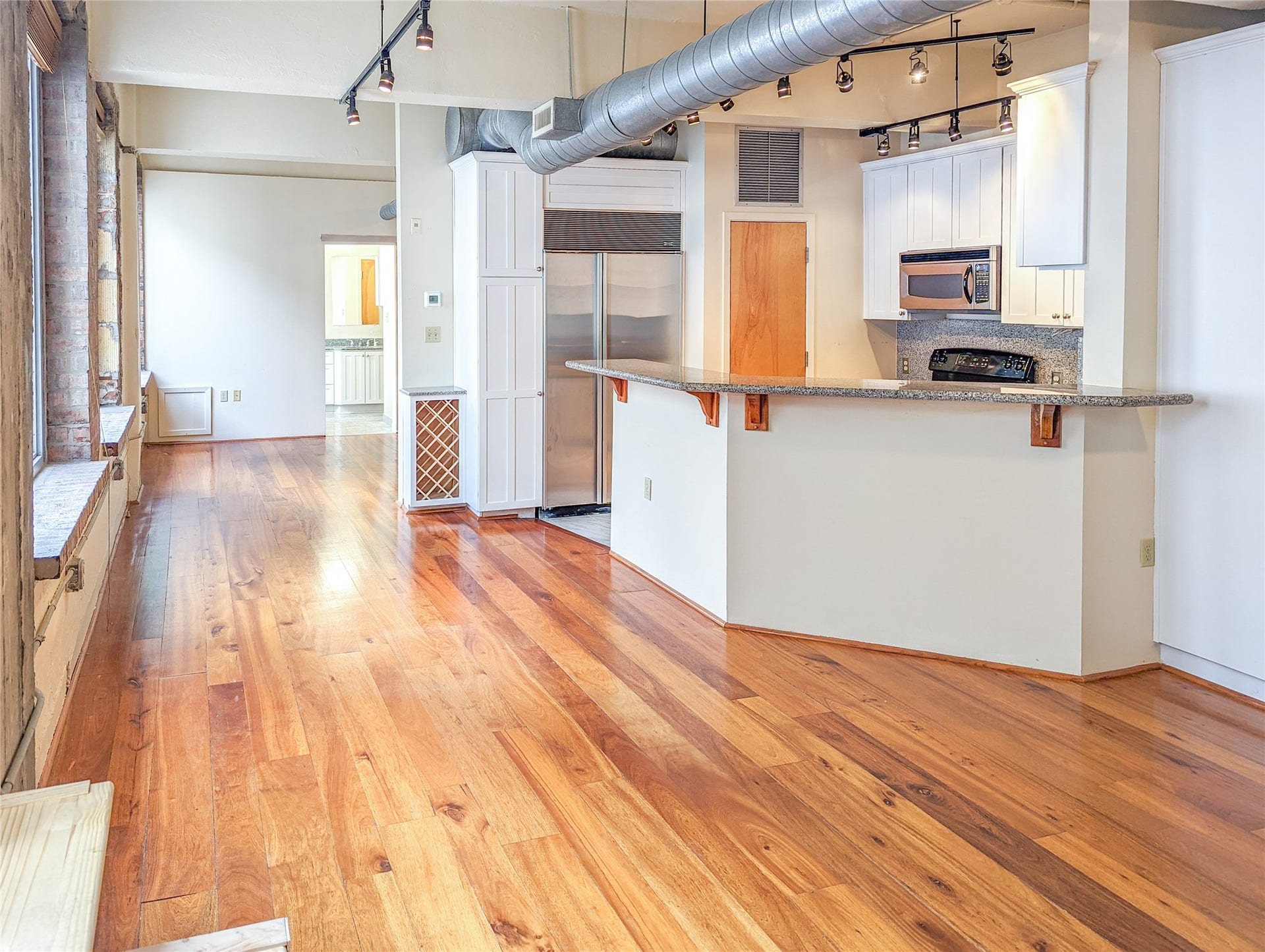 711 Main St Street, #905, Houston, TX 77002 Entrance leads into a spacious and open interior