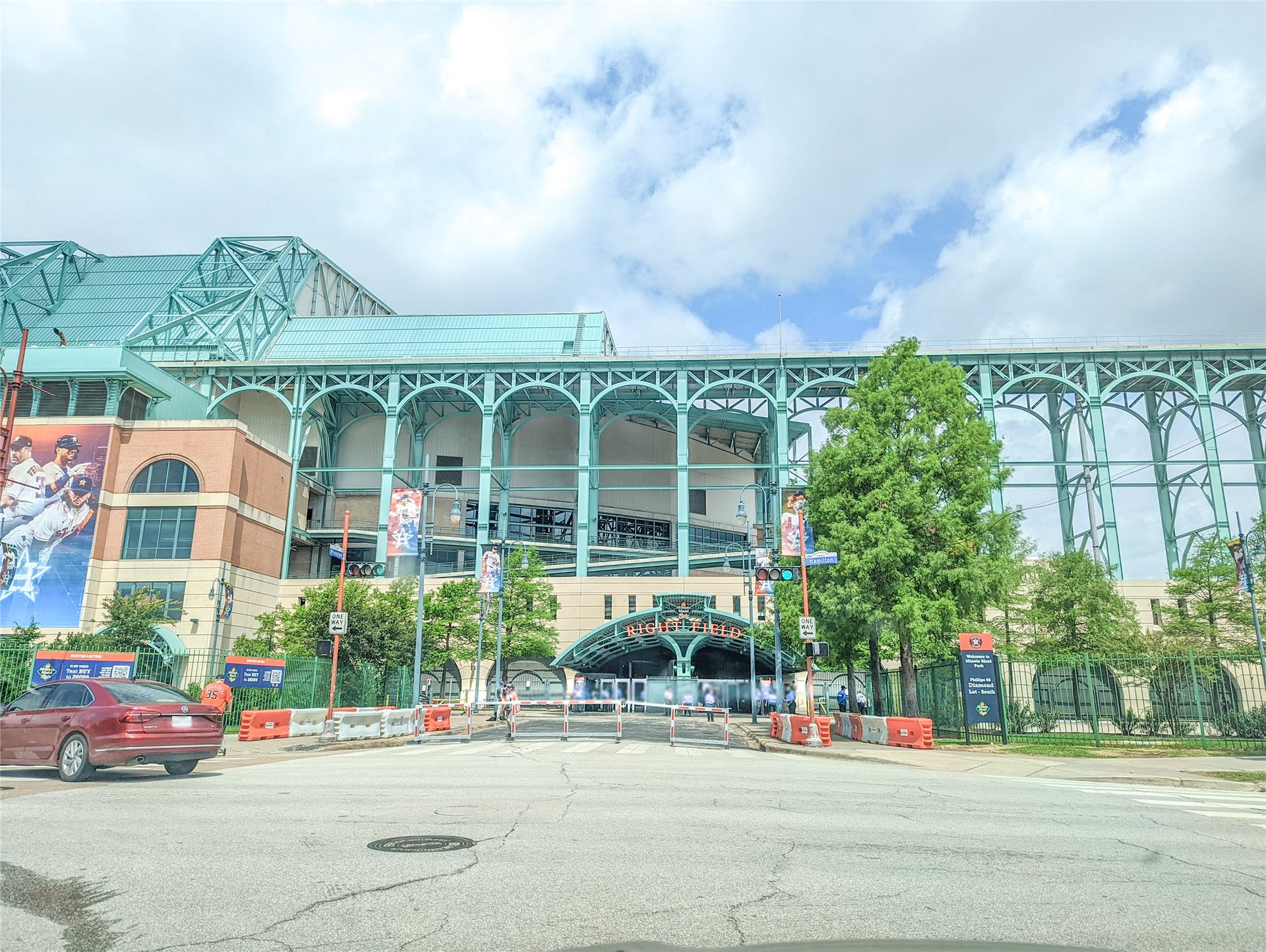 711 Main St Street, #905, Houston, TX 77002 Minute Maid Park is accessible as well