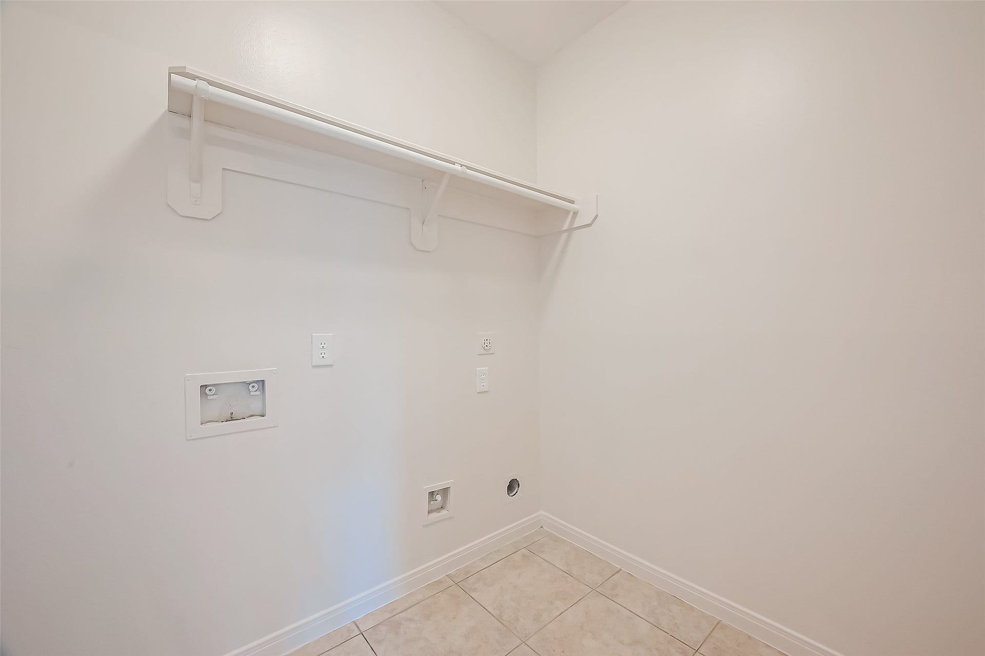 11210 Hundred Bridge Lane, Sugar Land, TX 77498 WD area next to kitchen