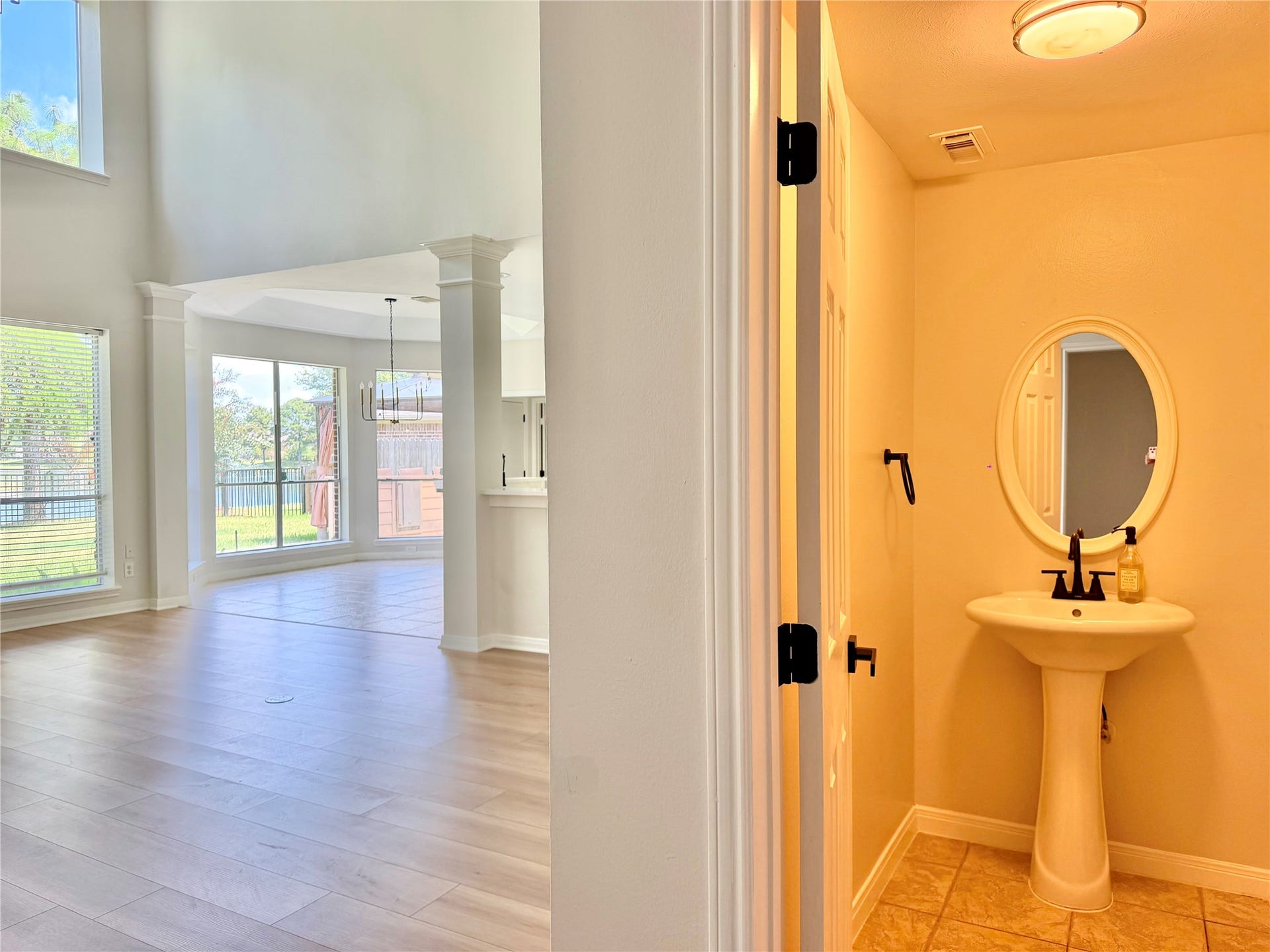 11210 Hundred Bridge Lane, Sugar Land, TX 77498 Powder room next to living area