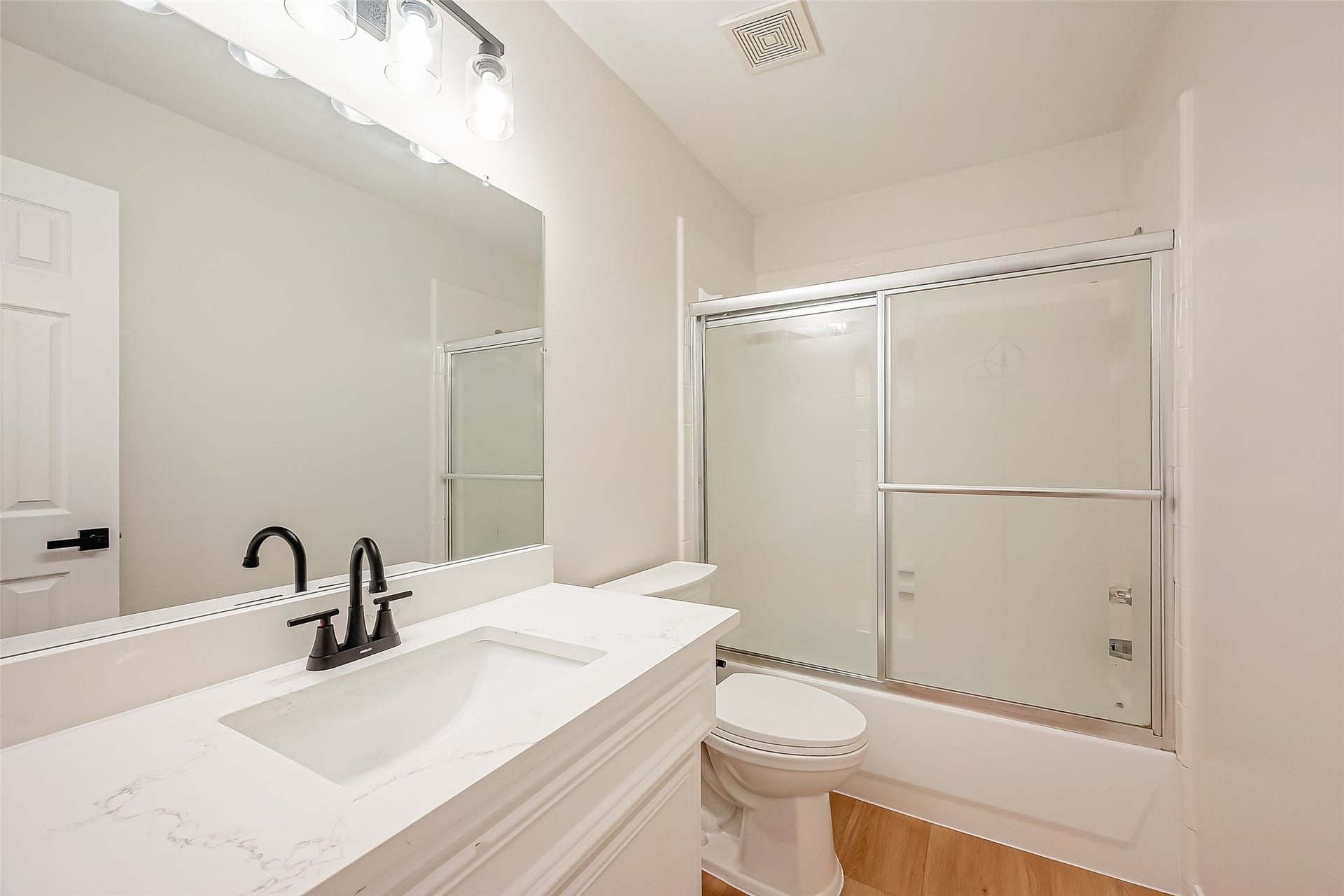 11210 Hundred Bridge Lane, Sugar Land, TX 77498 secondary bath upstairs