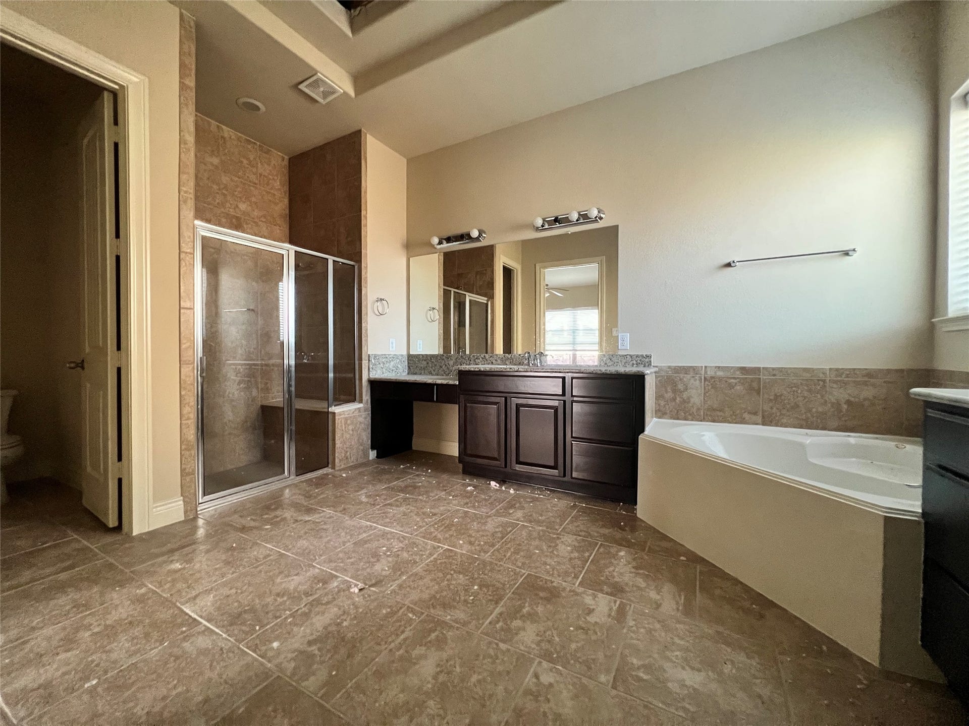715 Marbrook Saddle Lane, League City, TX 77573 Primary bathroom