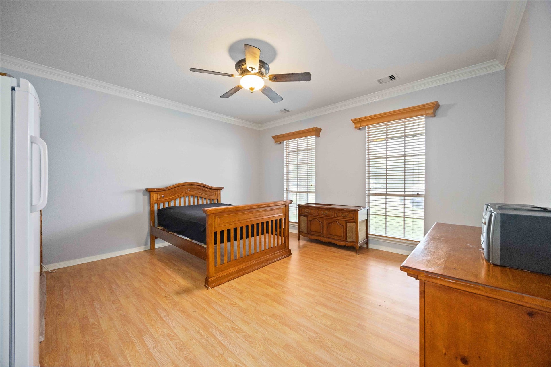 This room could be a 5th bedroom or Flex room. It's approximate 15x14.