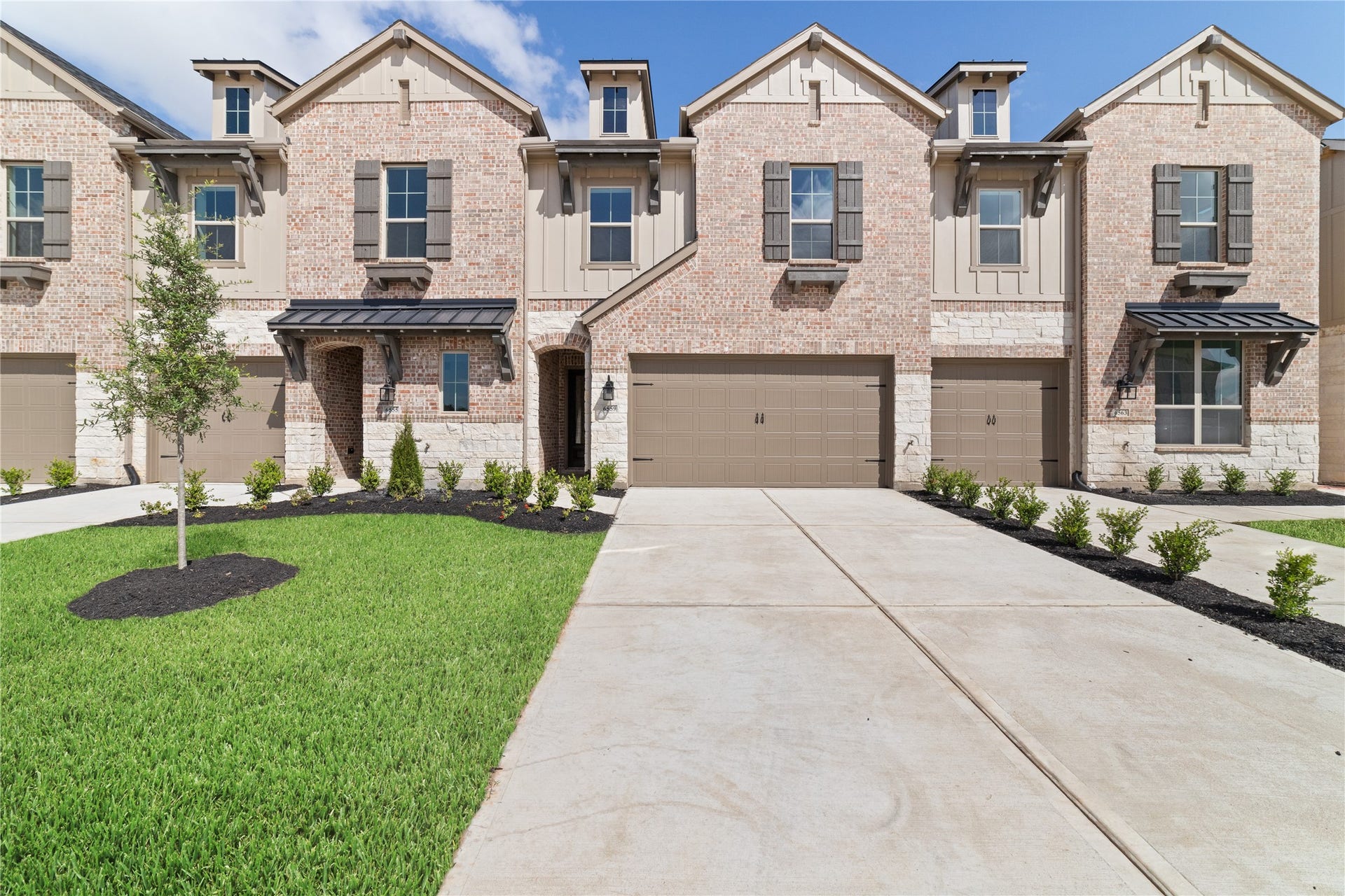 6559 Scarlet Pond Lane, Fulshear, TX 77441 Highland Homes, 2-story townhome in Lakeside Village at Cross Creek Ranch