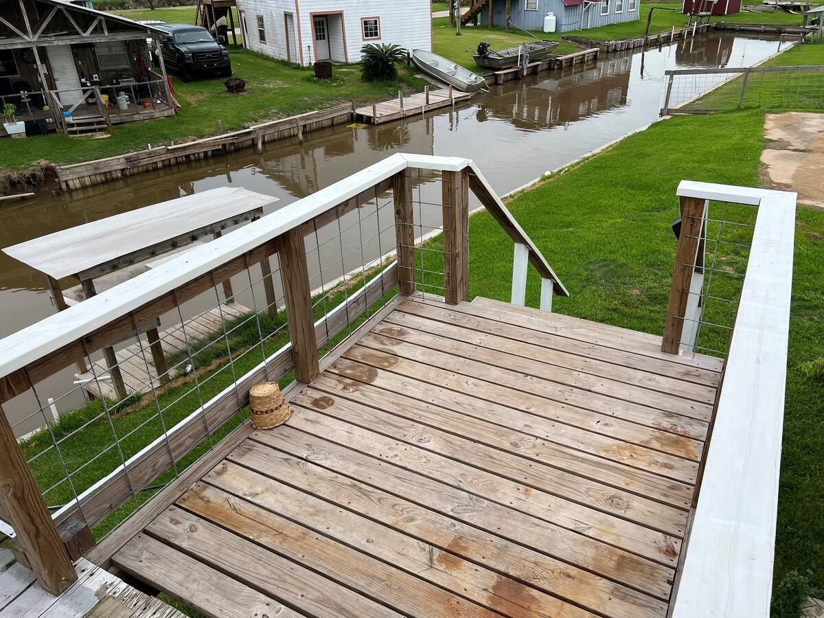1522 County Road 441A, Brazoria, TX 77422 Desk was recently replaced. Canal view