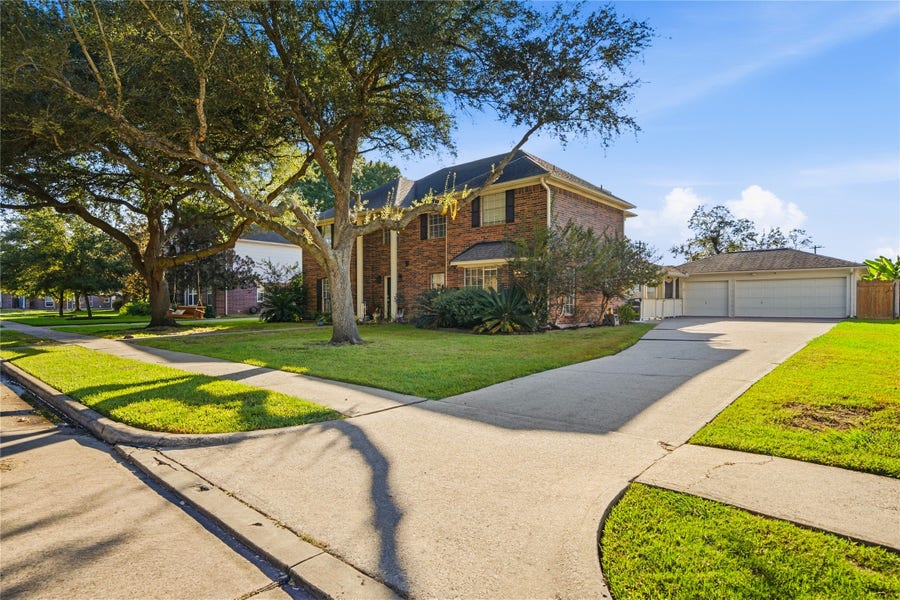 Property photo for 405 Regency Court, Friendswood, TX