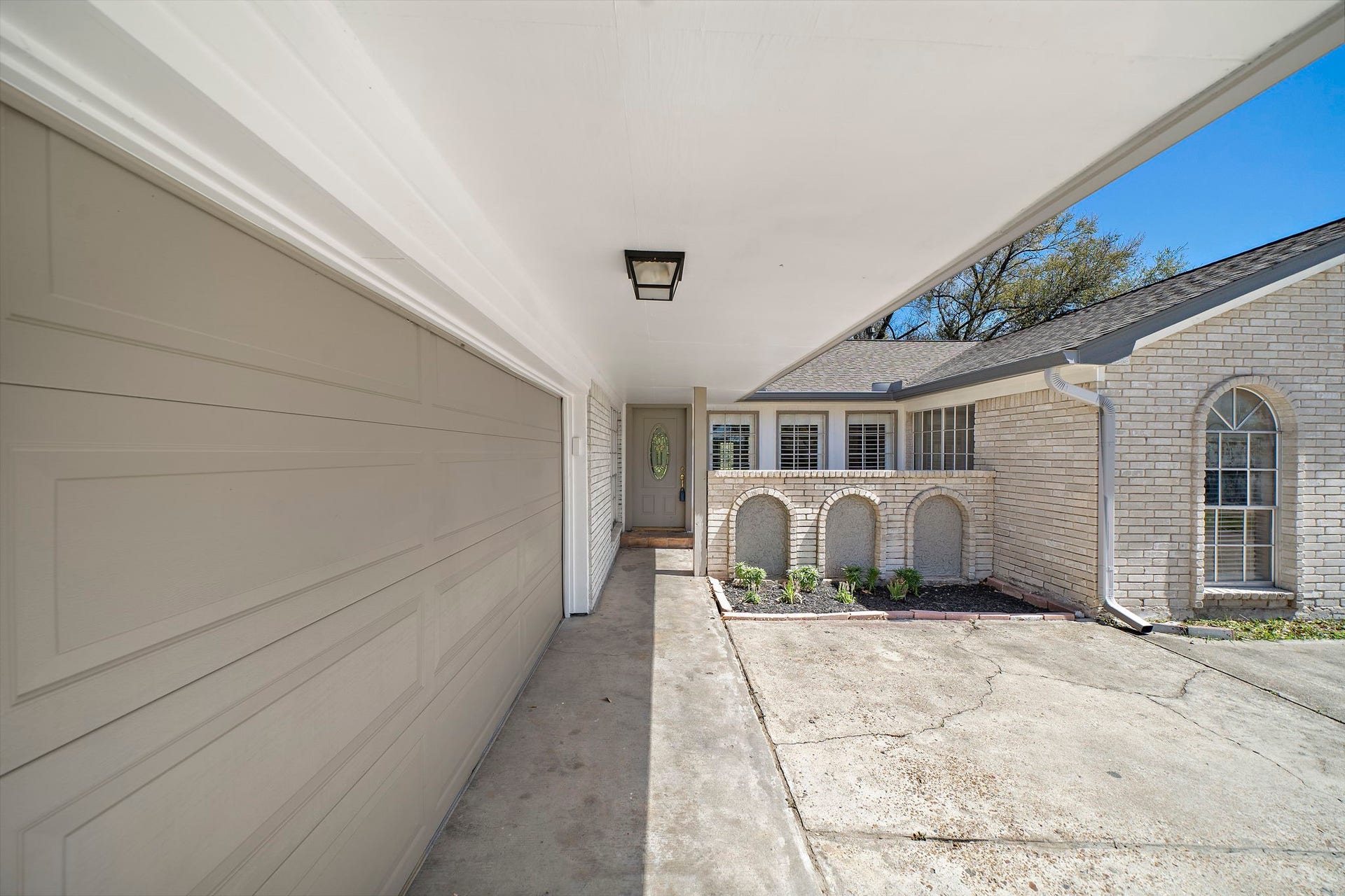 7710 Antoine Drive, Houston, TX 77088 2 car garage and large driveway