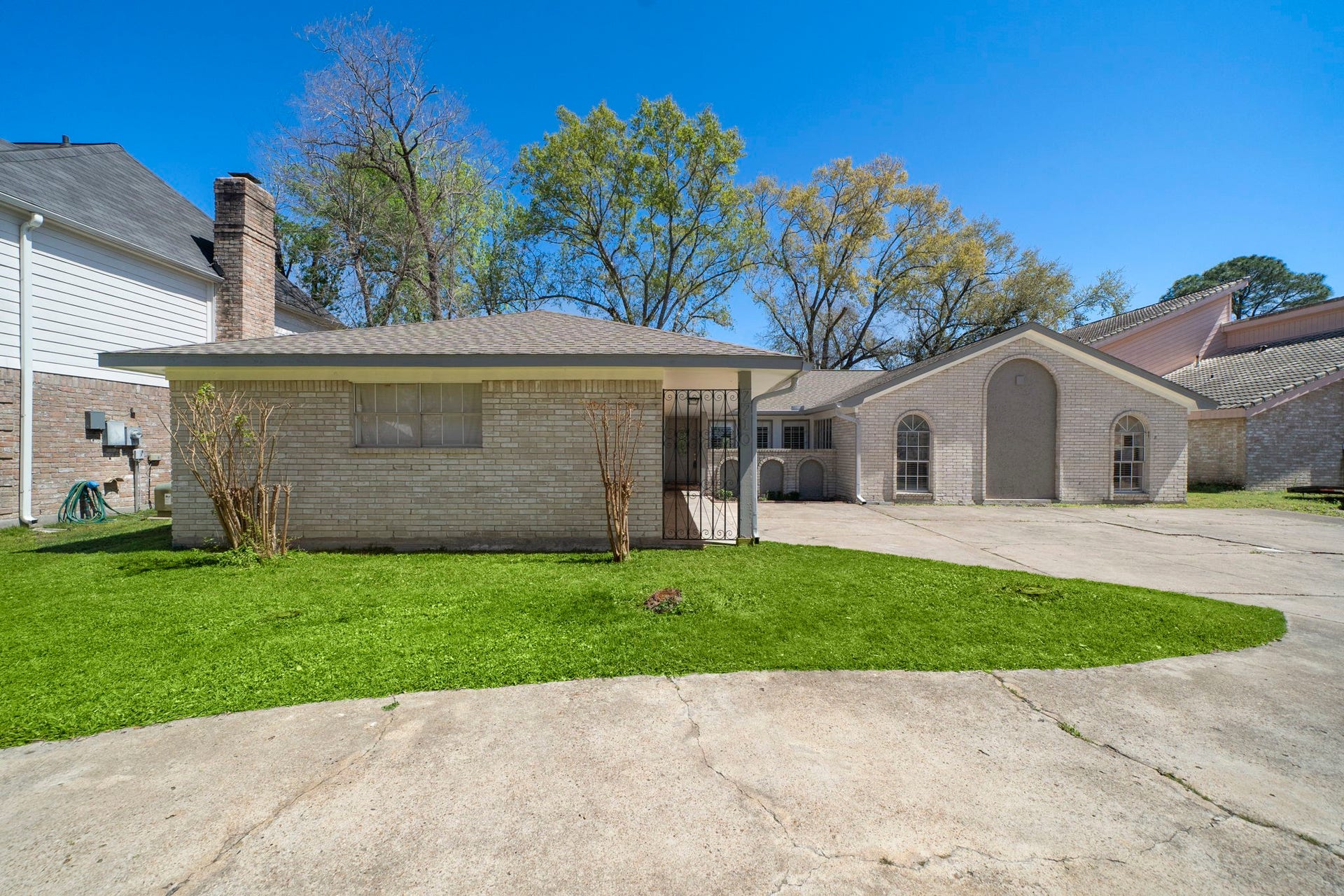 7710 Antoine Drive, Houston, TX 77088 Front of home has a large driveway for convient parking.