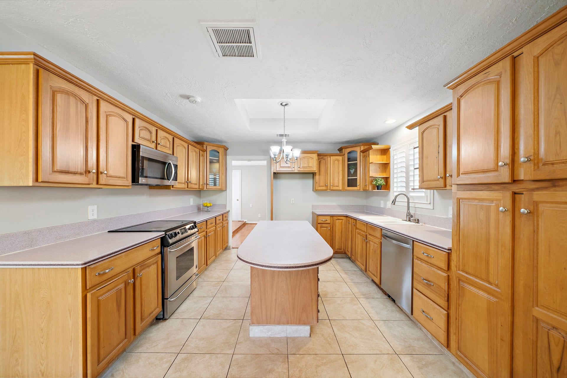 7710 Antoine Drive, Houston, TX 77088 Kitchen with breakfast bar
