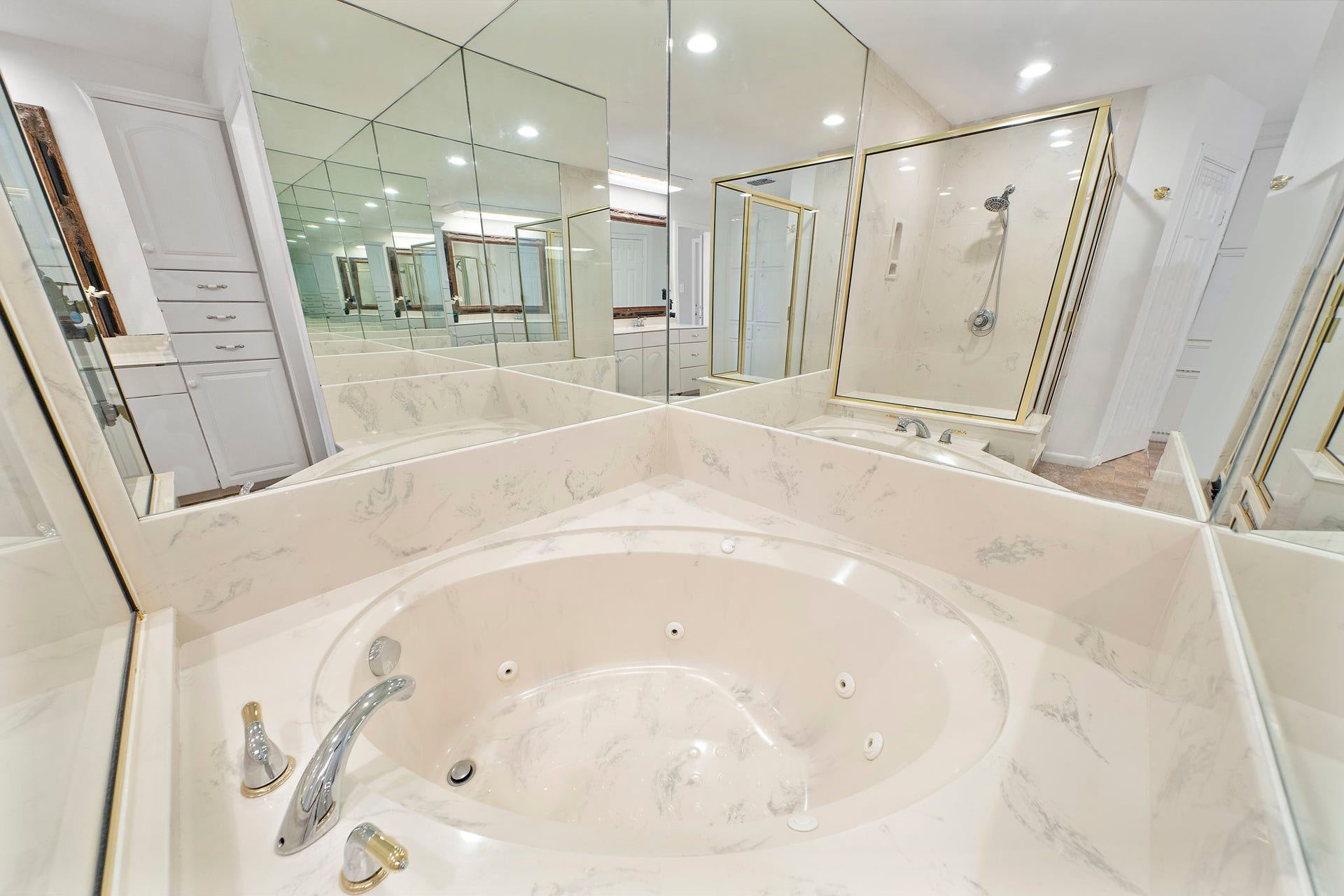 7710 Antoine Drive, Houston, TX 77088 Primary suite jacuzzi