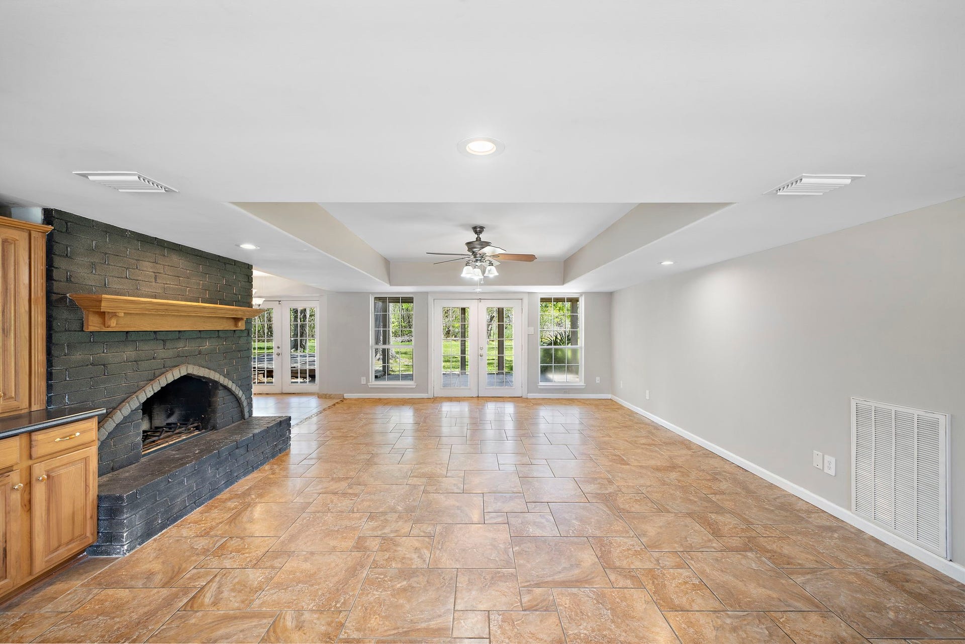 7710 Antoine Drive, Houston, TX 77088 Grand entry that enters into the Livingroom with incredible views to the outdoors!