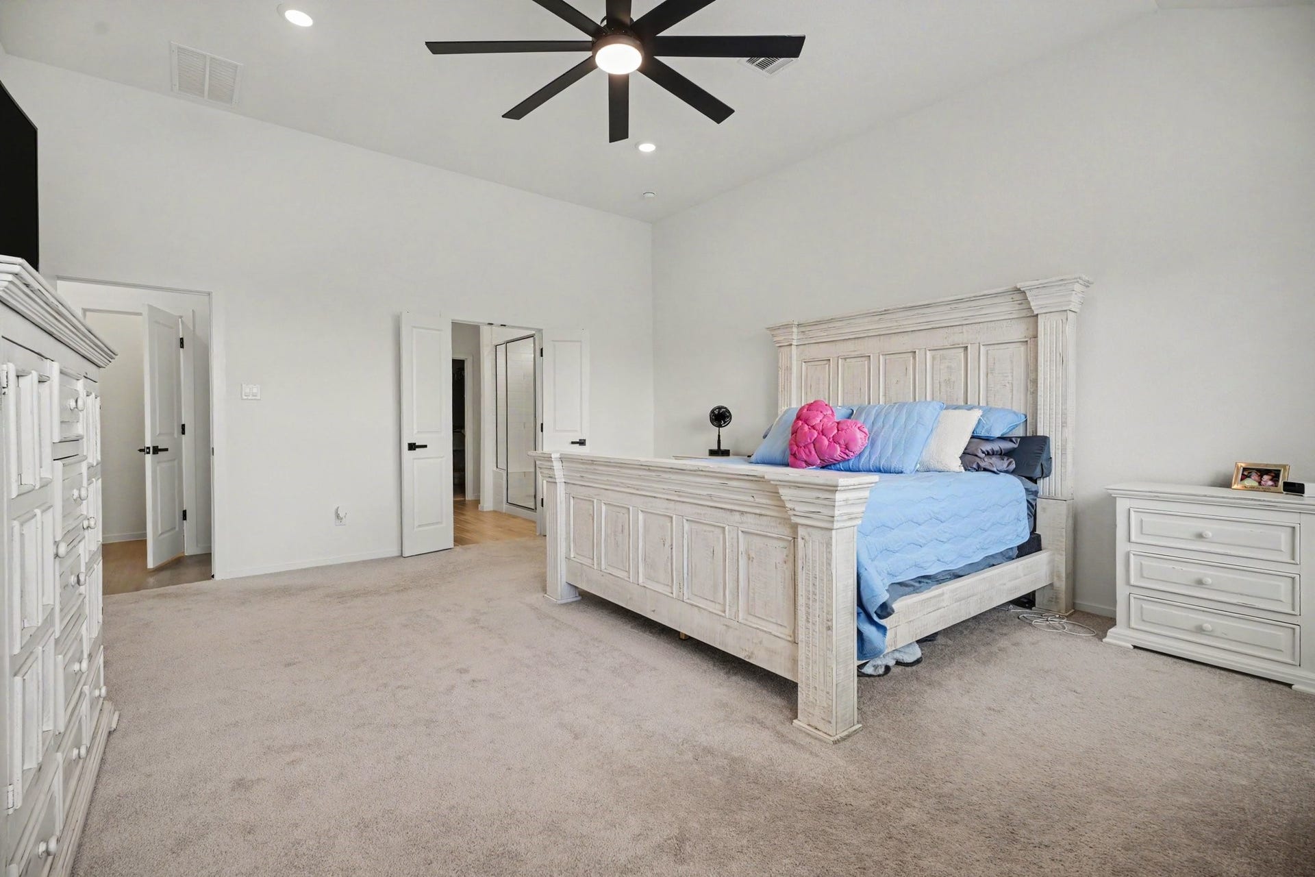13716 Windward Mist Drive, La Marque, TX 77568 Primary bedroom offers ample space for a variety of furniture arrangements while maintaining a bright and open feel.