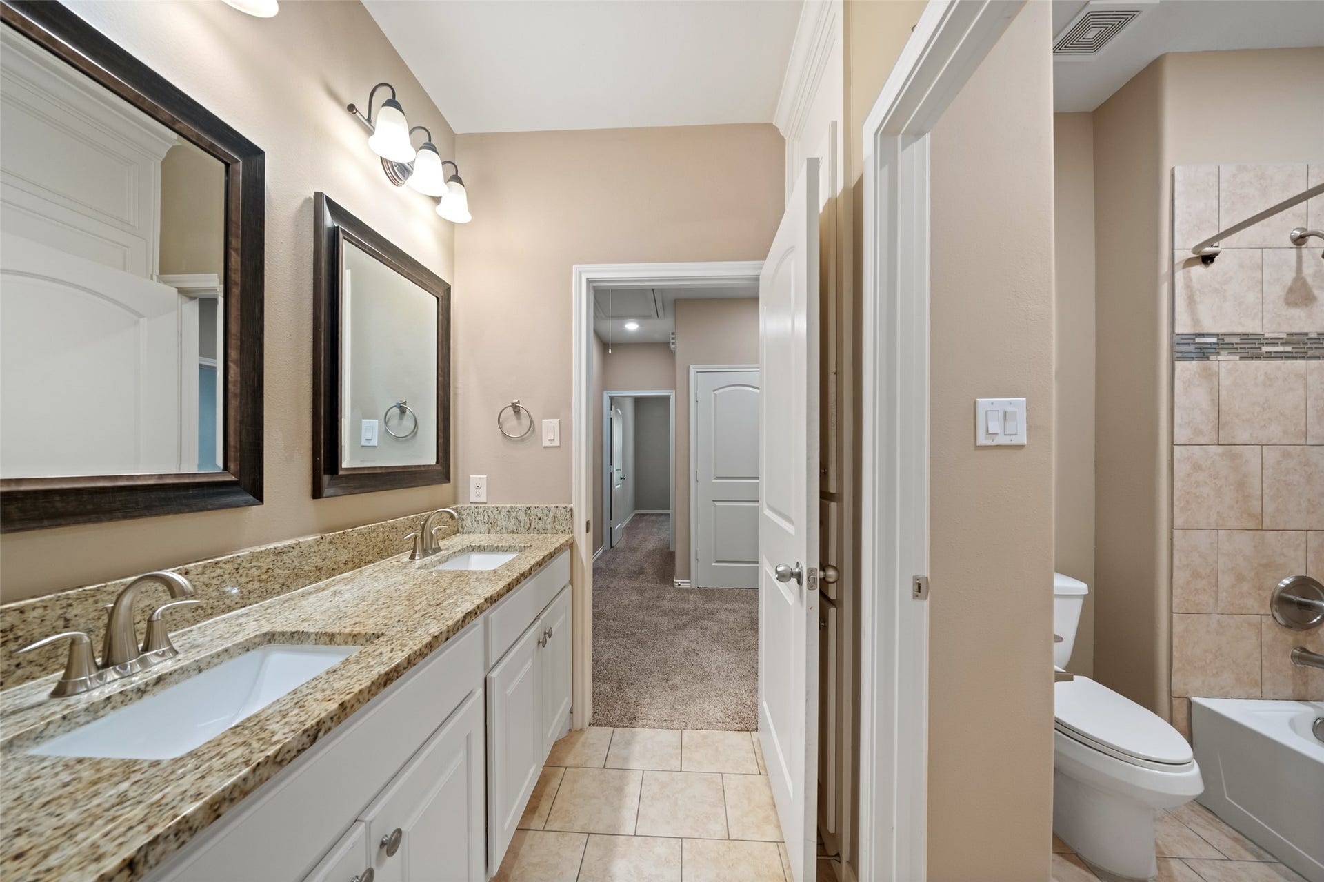 Another view of the full bathroom.