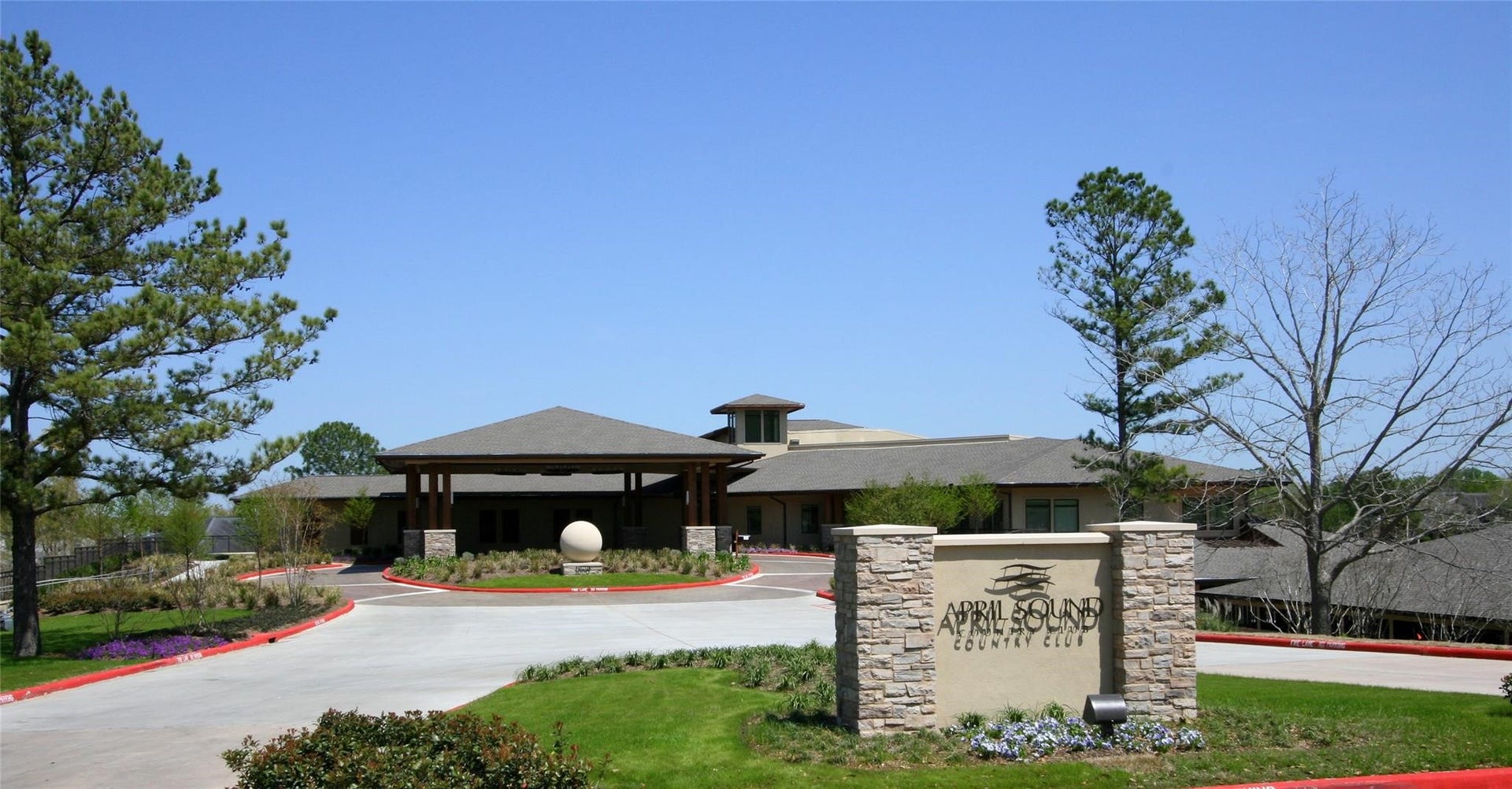 April Sound Country Club has dining, numerous social events, and great views of Lake Conroe..
