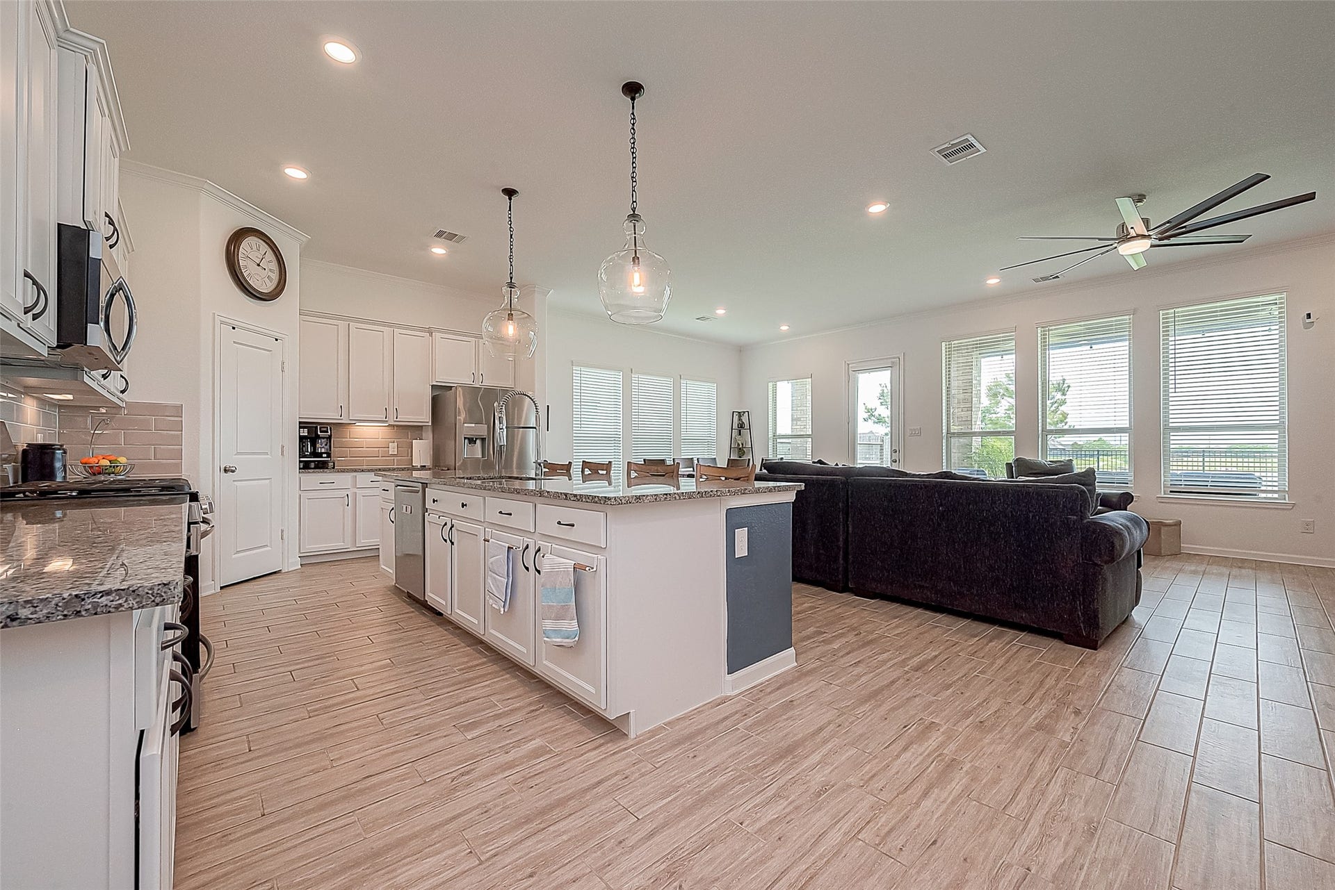 4417 Camden Lake Lane, Rosharon, TX 77583 4417 Camden Lake Lane, Rosharon, TX 77583