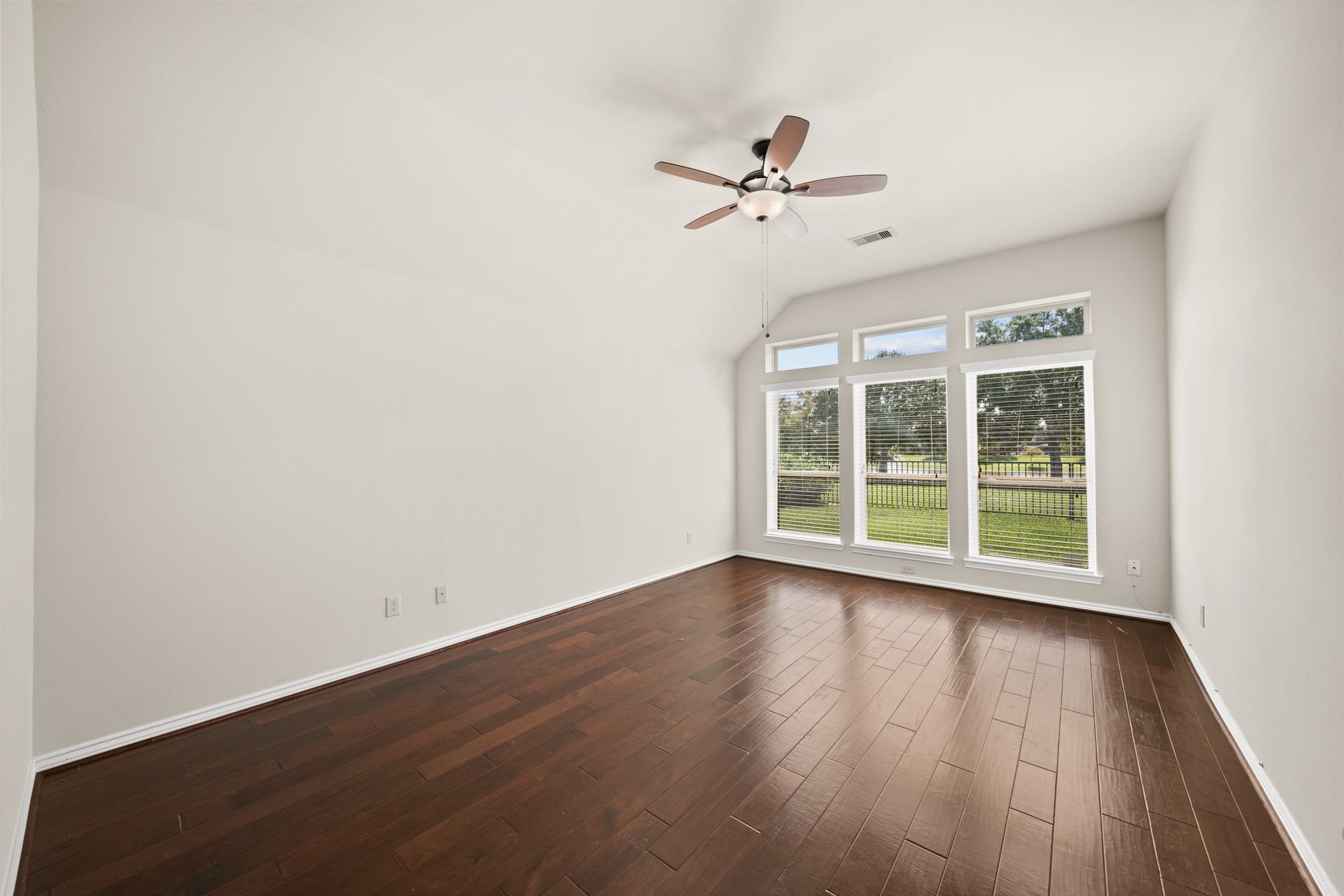 2634 Night Song Drive, Pearland, TX 77584 Private primary suite with plenty of room to relax and unwind.