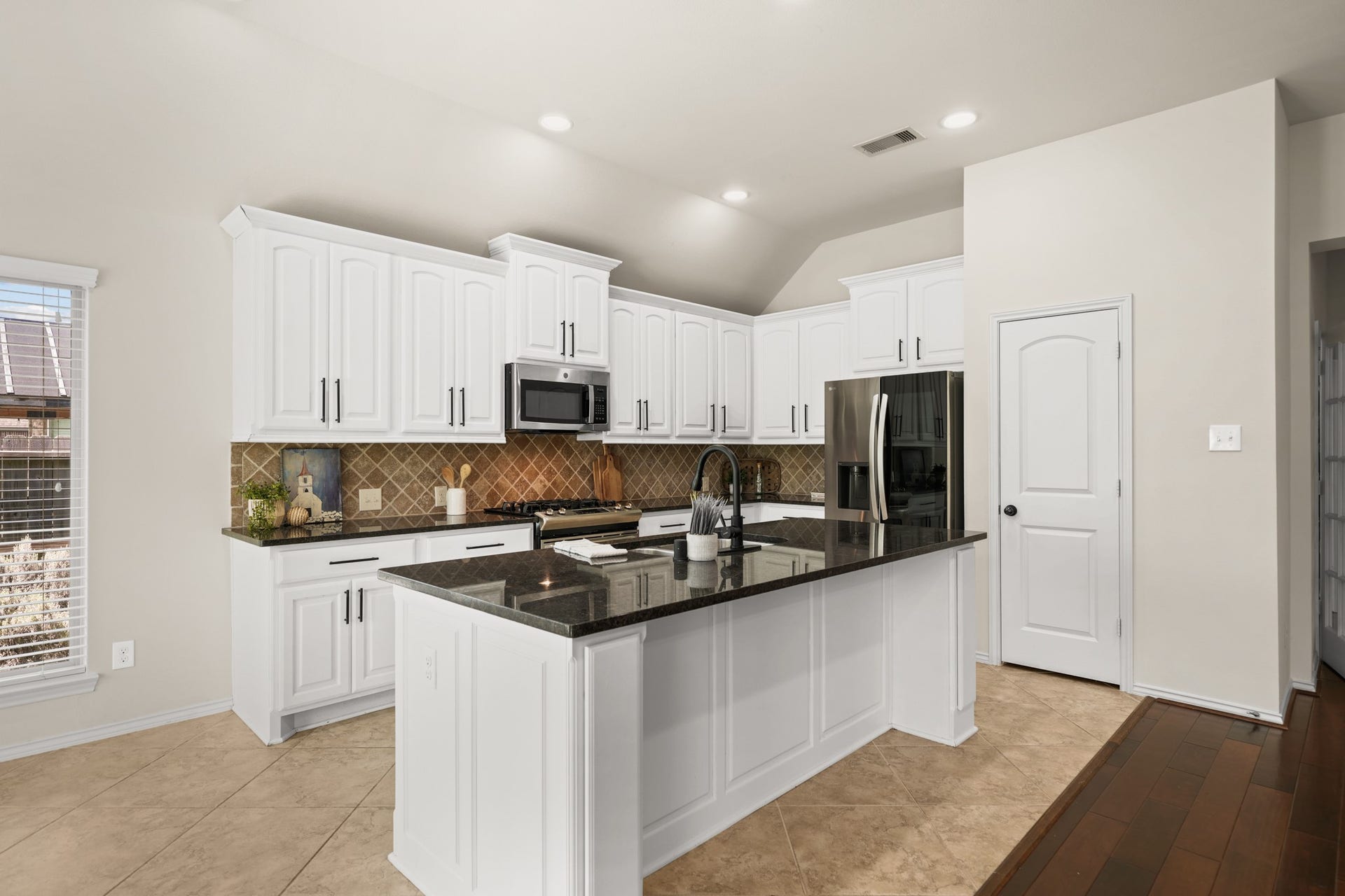 2634 Night Song Drive, Pearland, TX 77584 Chef-inspired kitchen with abundant cabinetry, granite countertops, stainless steel appliances, gas cooktop, and oversized island.