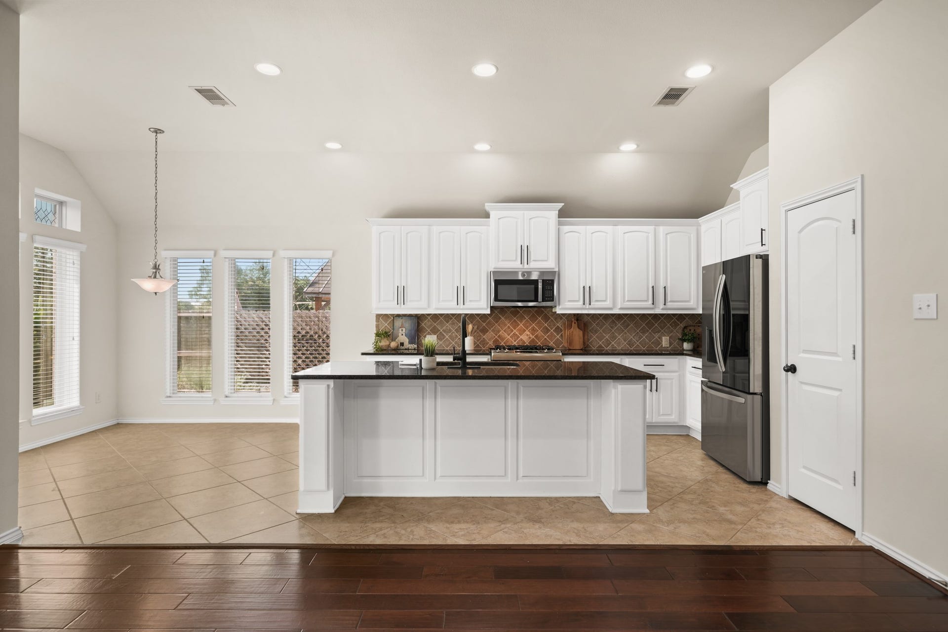 2634 Night Song Drive, Pearland, TX 77584 Large center island overlooks the living area, creating the perfect space for entertaining and everyday living.