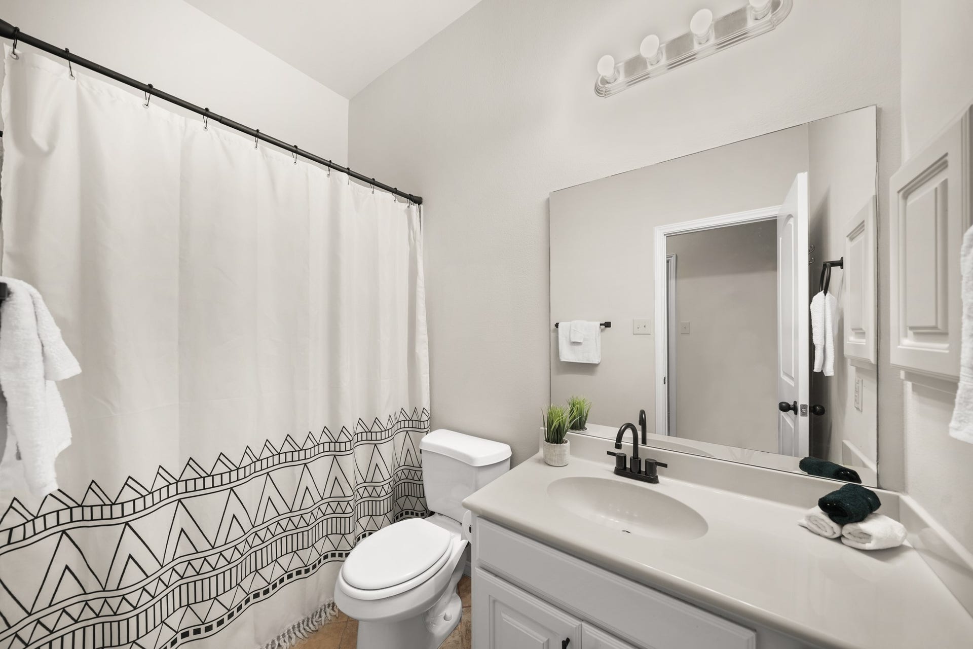 2634 Night Song Drive, Pearland, TX 77584 Bathroom #2