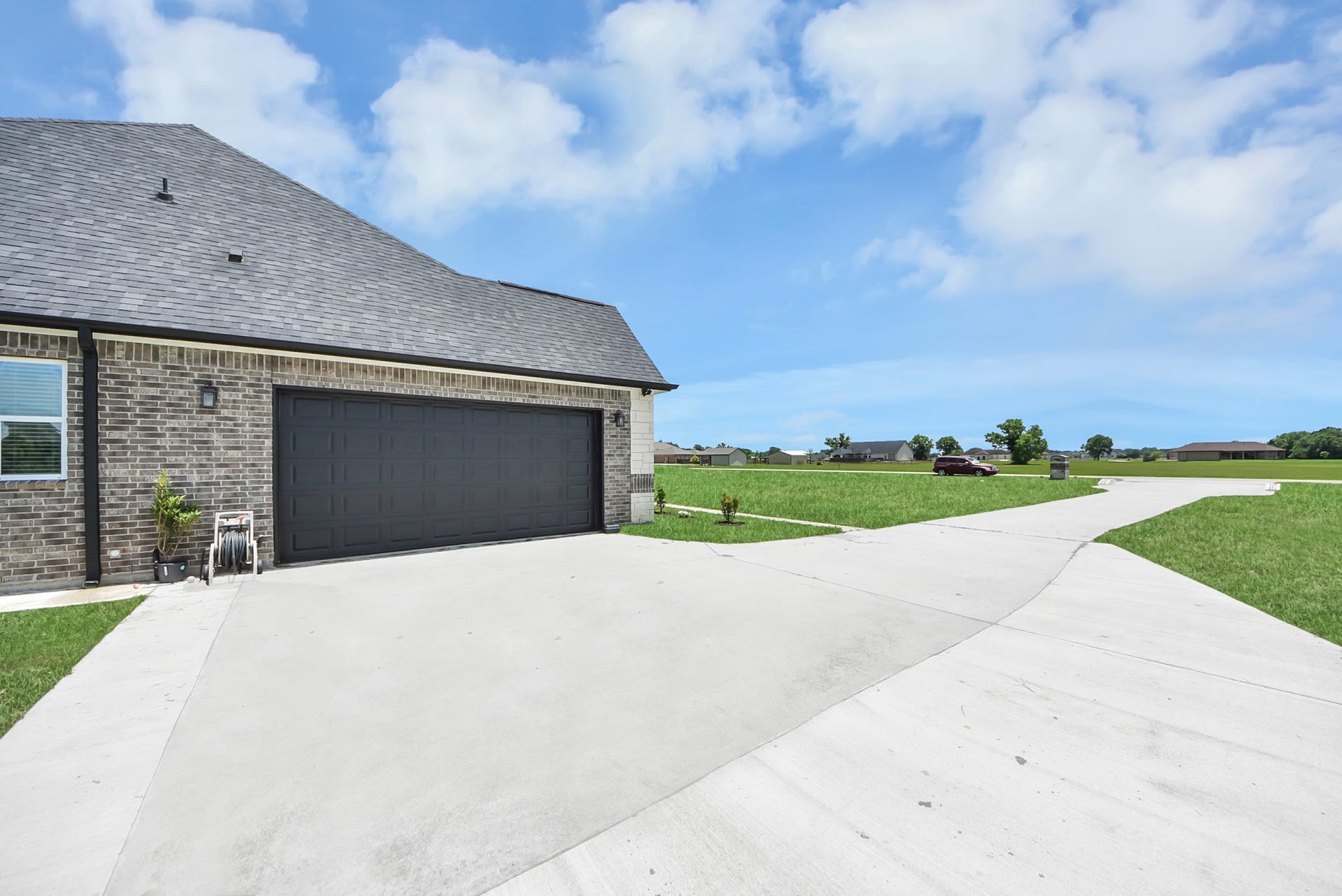 EXPANSIVE DRIVEWAY