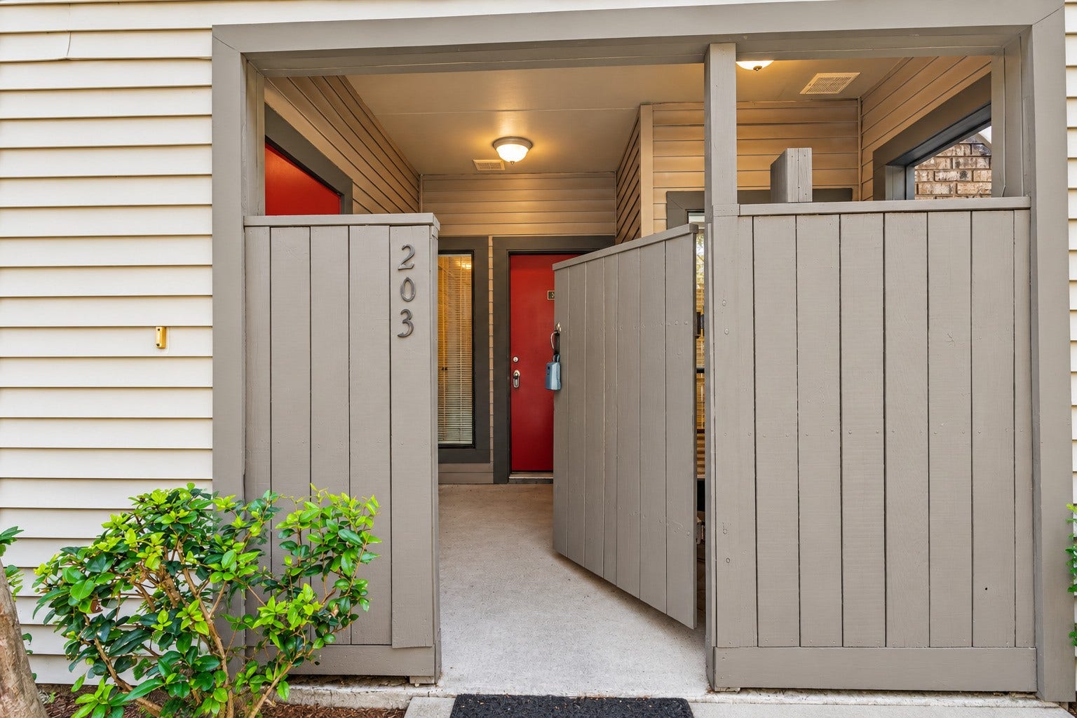 2025 Augusta Drive, #203, Houston, TX 77057 Welcome to 2025 Augusta 203