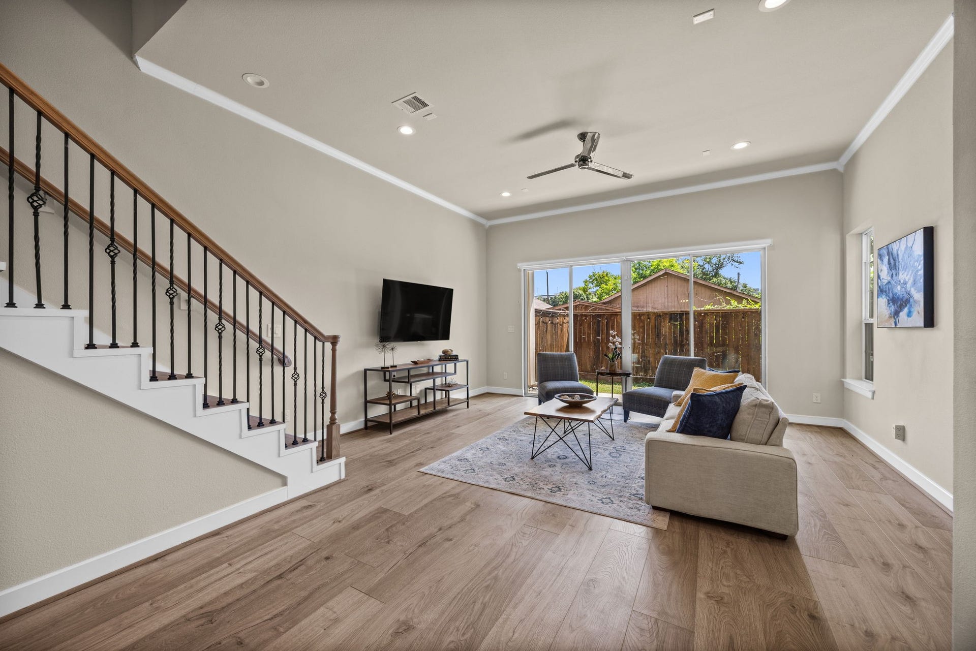 1606 Northwood Street, Houston, TX 77009 Lets head upstairs to check out the 3 bedrooms ALL with their own private en-suite bathrooms.