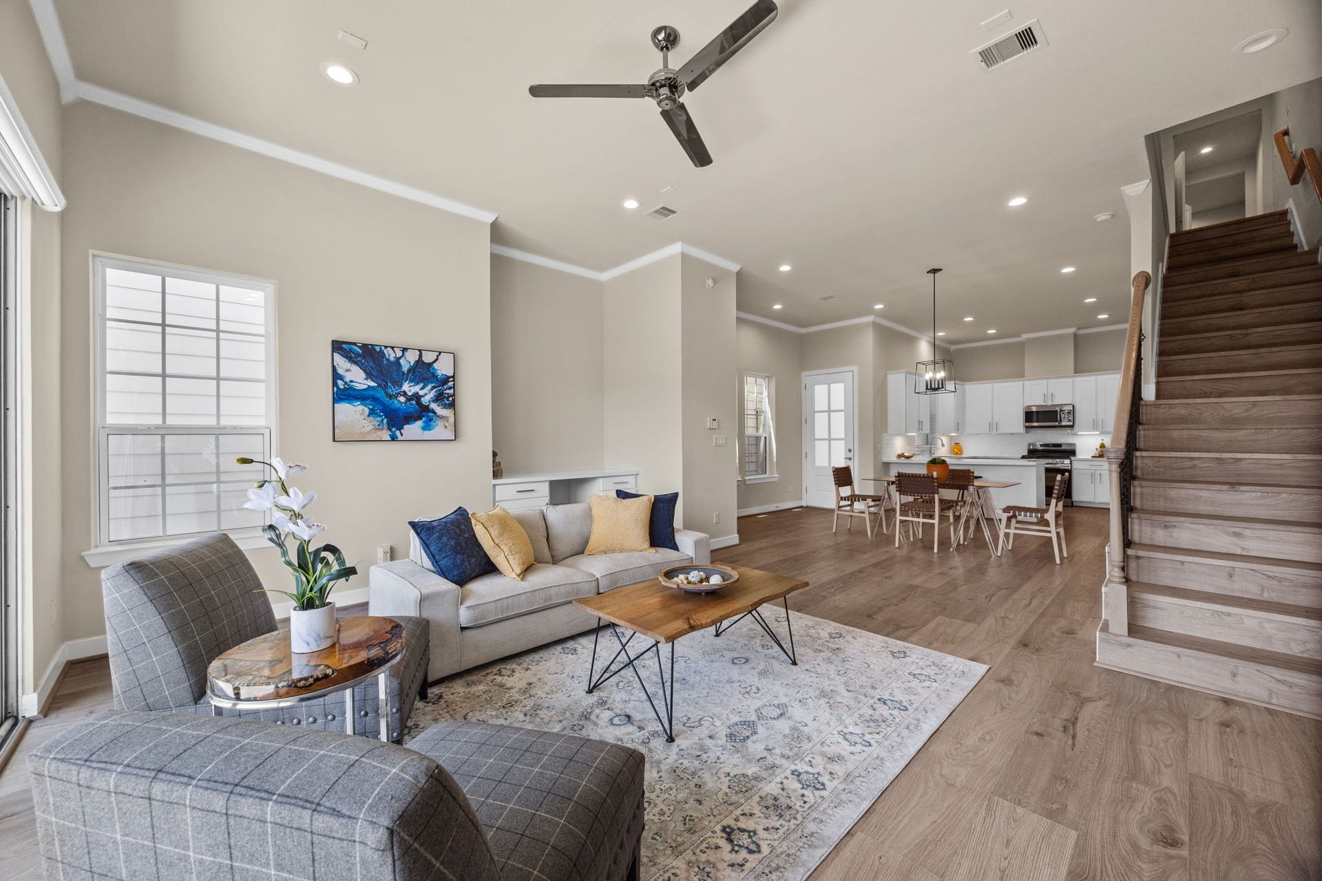 1606 Northwood Street, Houston, TX 77009 Spacious FIRST FLOOR living! This space is light and bright, and can comfortably accommodate larger furniture.
