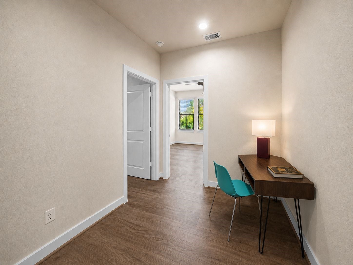 1606 Northwood Street, Houston, TX 77009 Need an additional office nook without using 1 of the 3 bedrooms? This space between the secondary bedrooms works perfectly for this! Easily flex into a reading nook or hobby area of your choice.