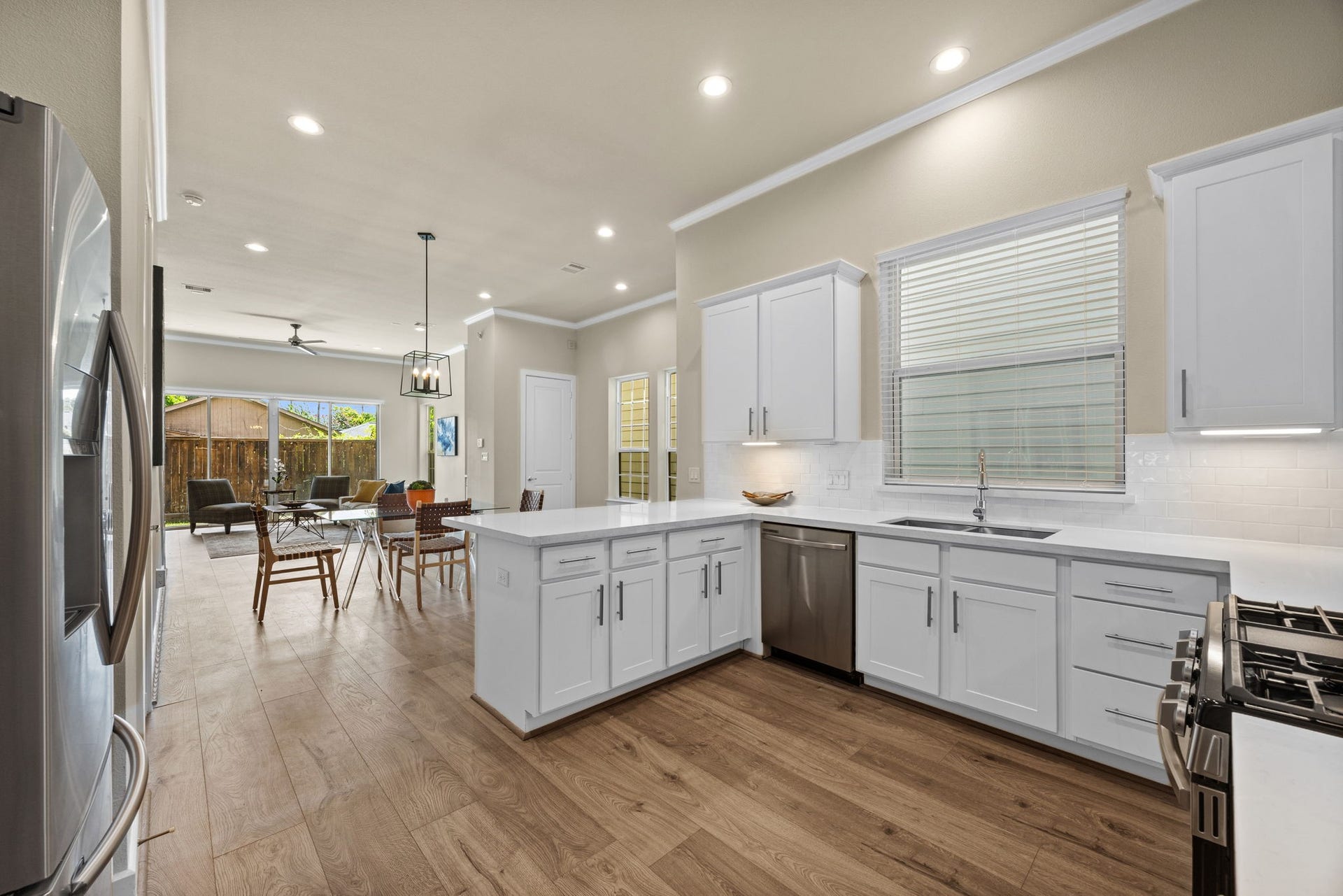 1606 Northwood Street, Houston, TX 77009 The open concept makes entertaining a breeze! Notice all of the natural light throughout the 1st floor.