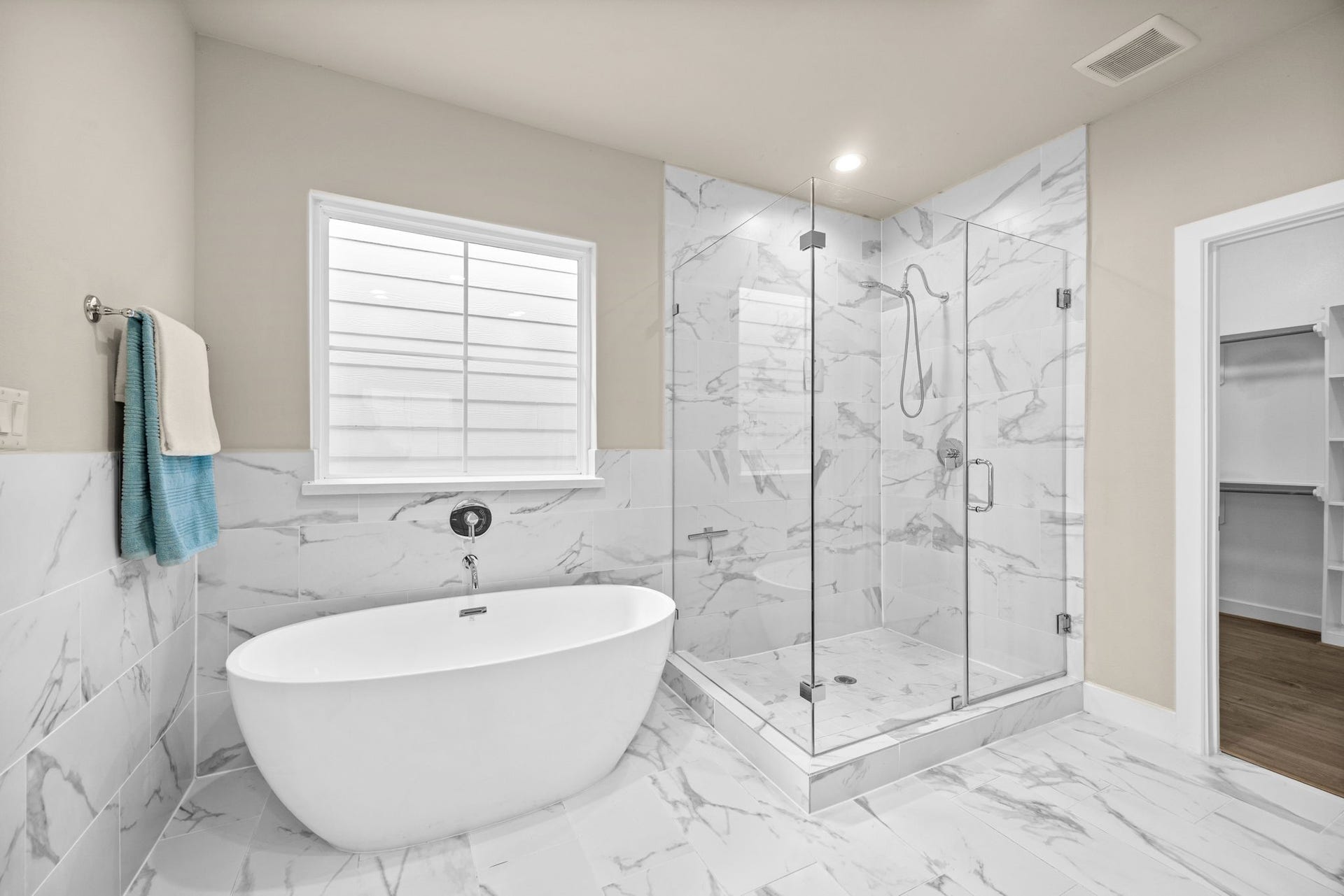 1606 Northwood Street, Houston, TX 77009 Neutral tile and earth tones throughout that compliment whatever your aesthetic is!