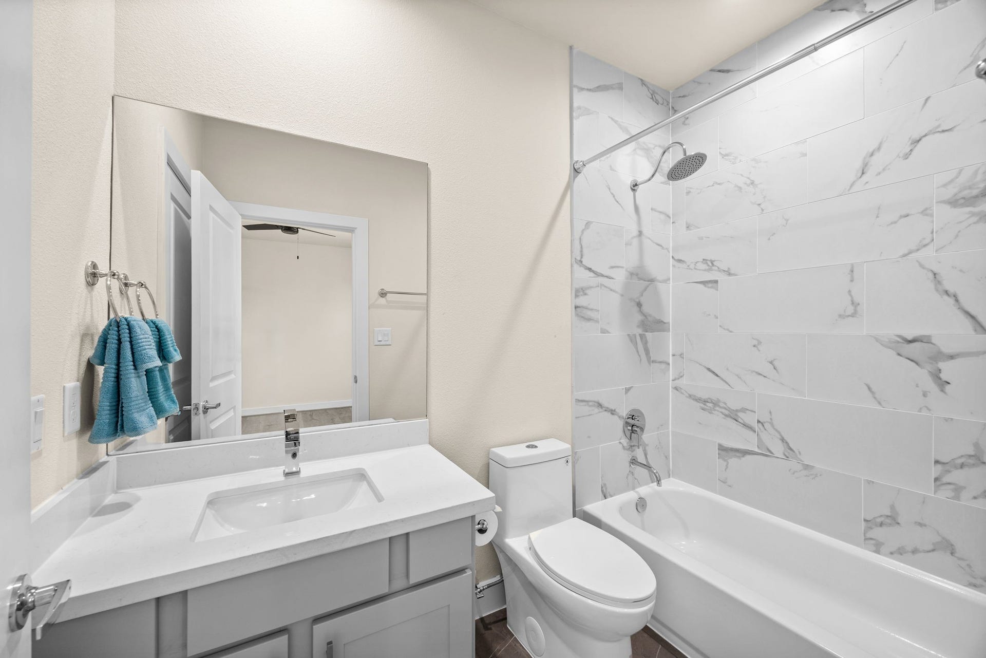 1606 Northwood Street, Houston, TX 77009 Full en-suite bathroom for the front secondary bedroom. No shared bathrooms! All bedrooms with their very own en-suite bathroom.