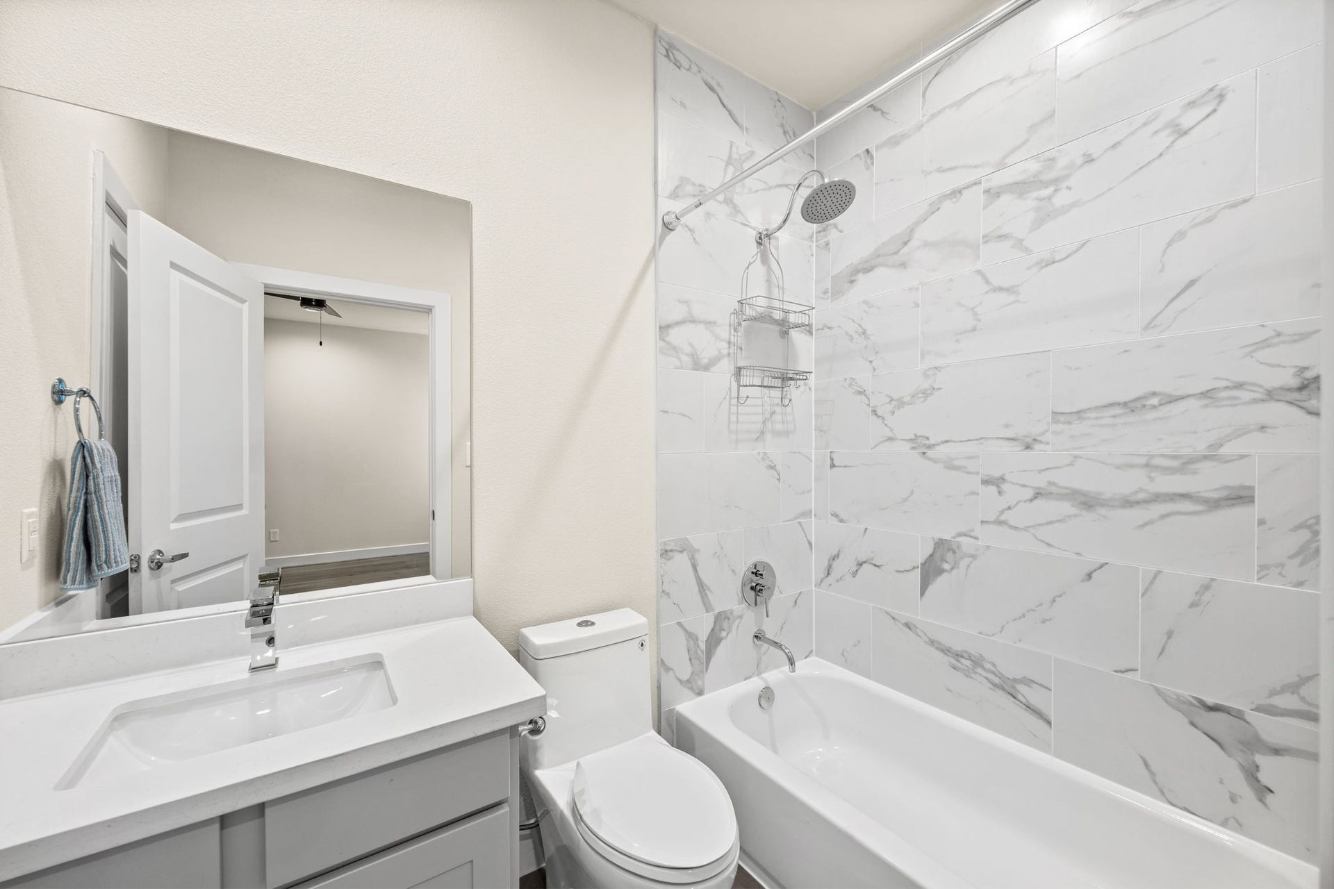 1606 Northwood Street, Houston, TX 77009 Full en-suite bathroom for the middle secondary bedroom.
