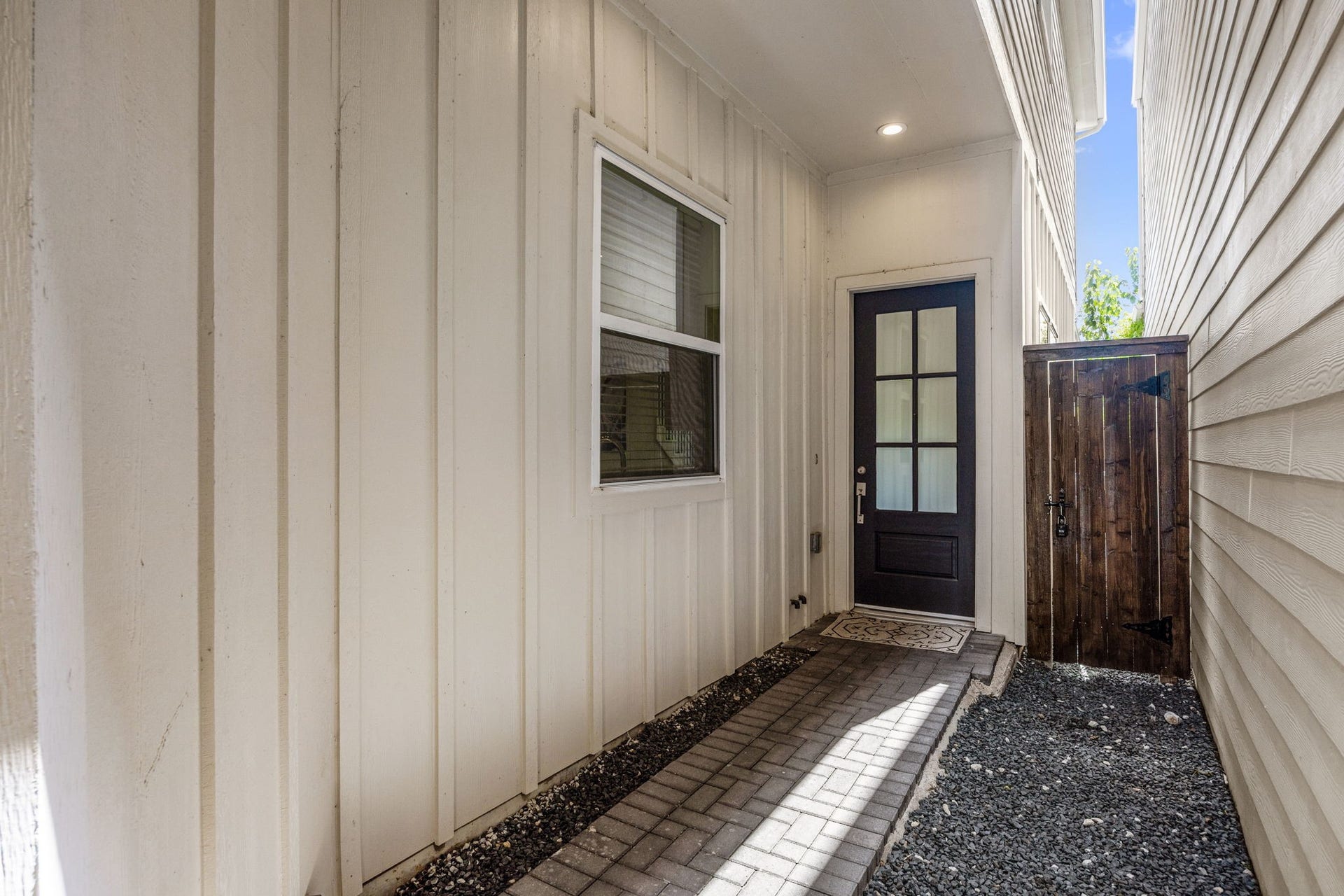 1606 Northwood Street, Houston, TX 77009 Walkway to your front door. Additional fence/gate to the backyard separating the walkway, to keep pets/kids contained even when guests arrive at your front door.