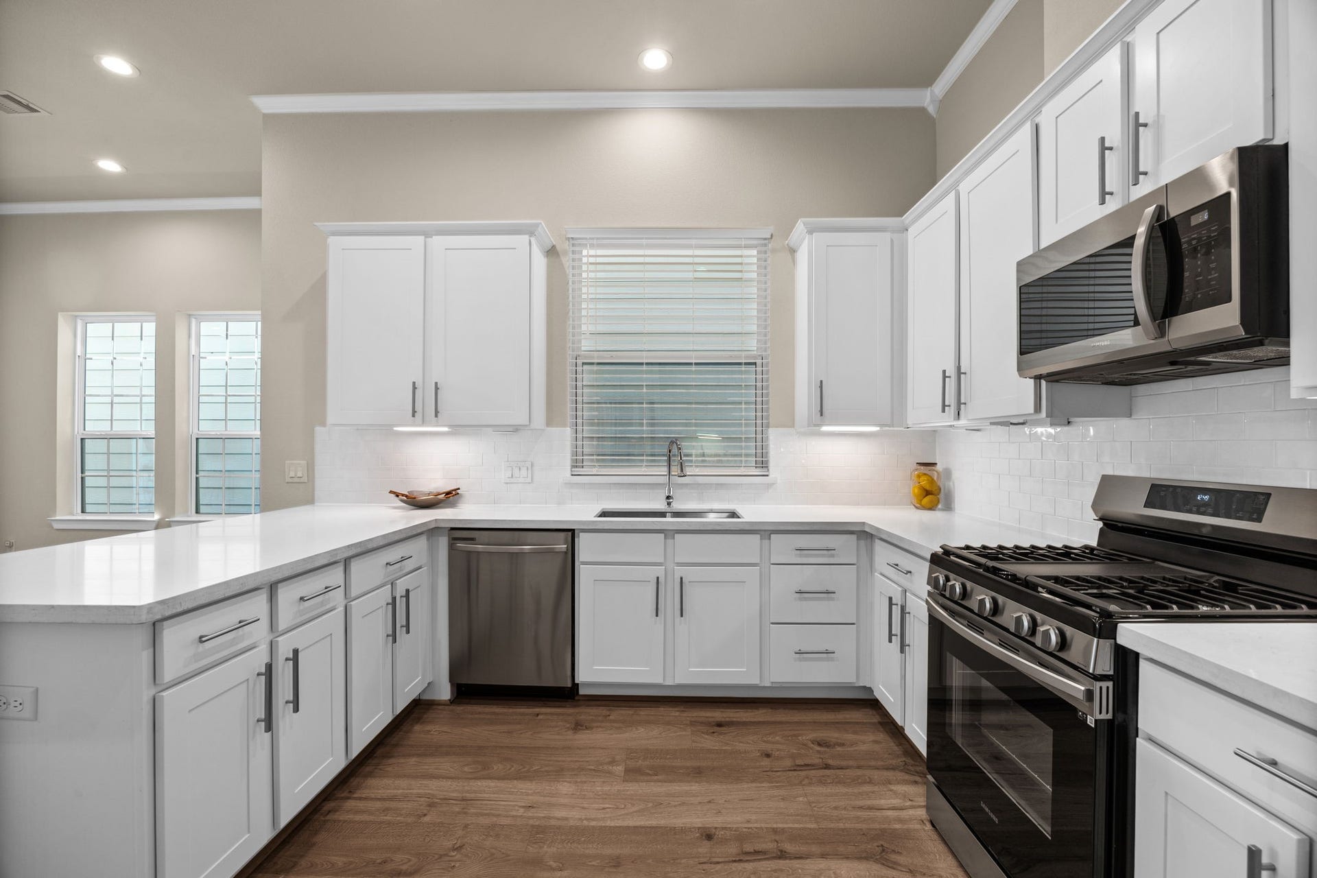 1606 Northwood Street, Houston, TX 77009 Plenty of countertop space.