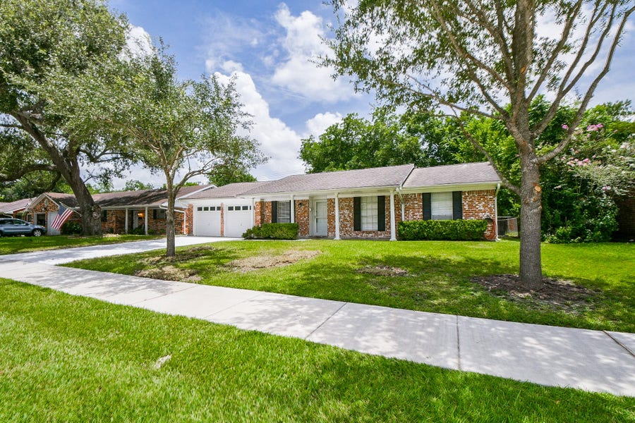 Property photo for 2303 Willow Boulevard, Pearland, TX