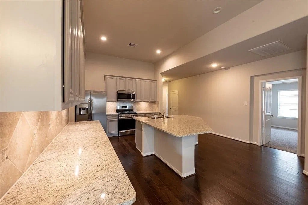 14230 Rainier Peak Crossing, Conroe, TX 77384 Open butler's pantry perfect for large gatherings