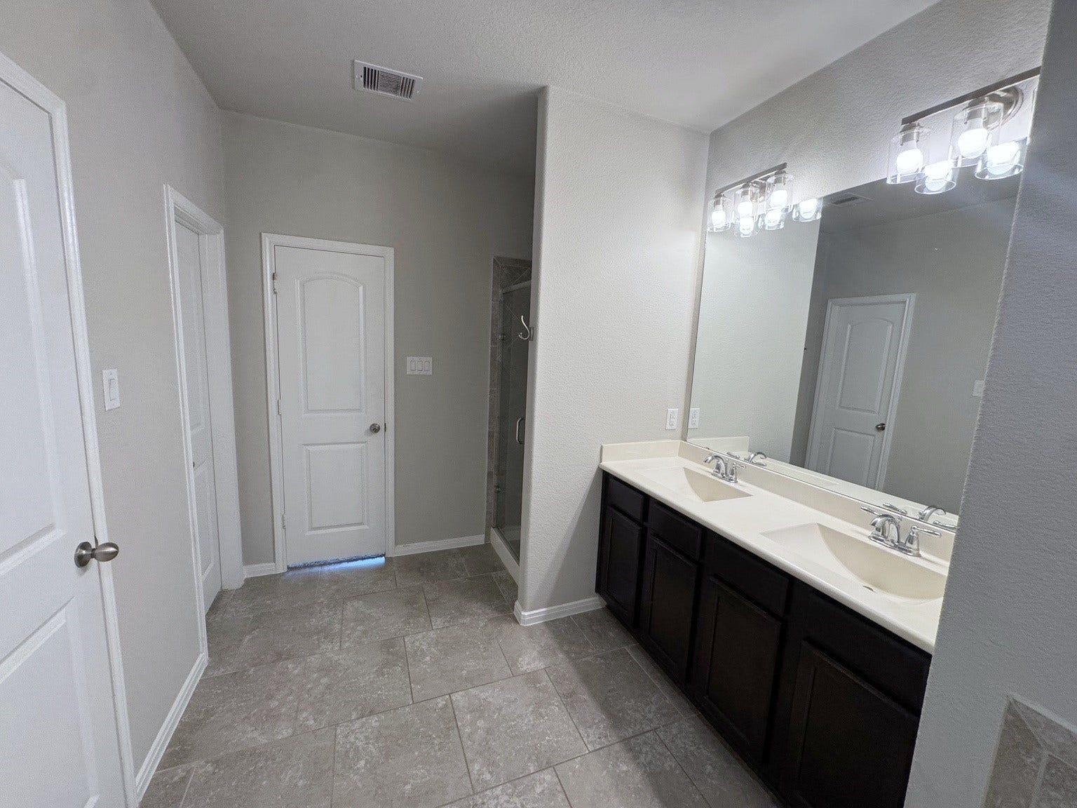 14230 Rainier Peak Crossing, Conroe, TX 77384 His and hers double sinks