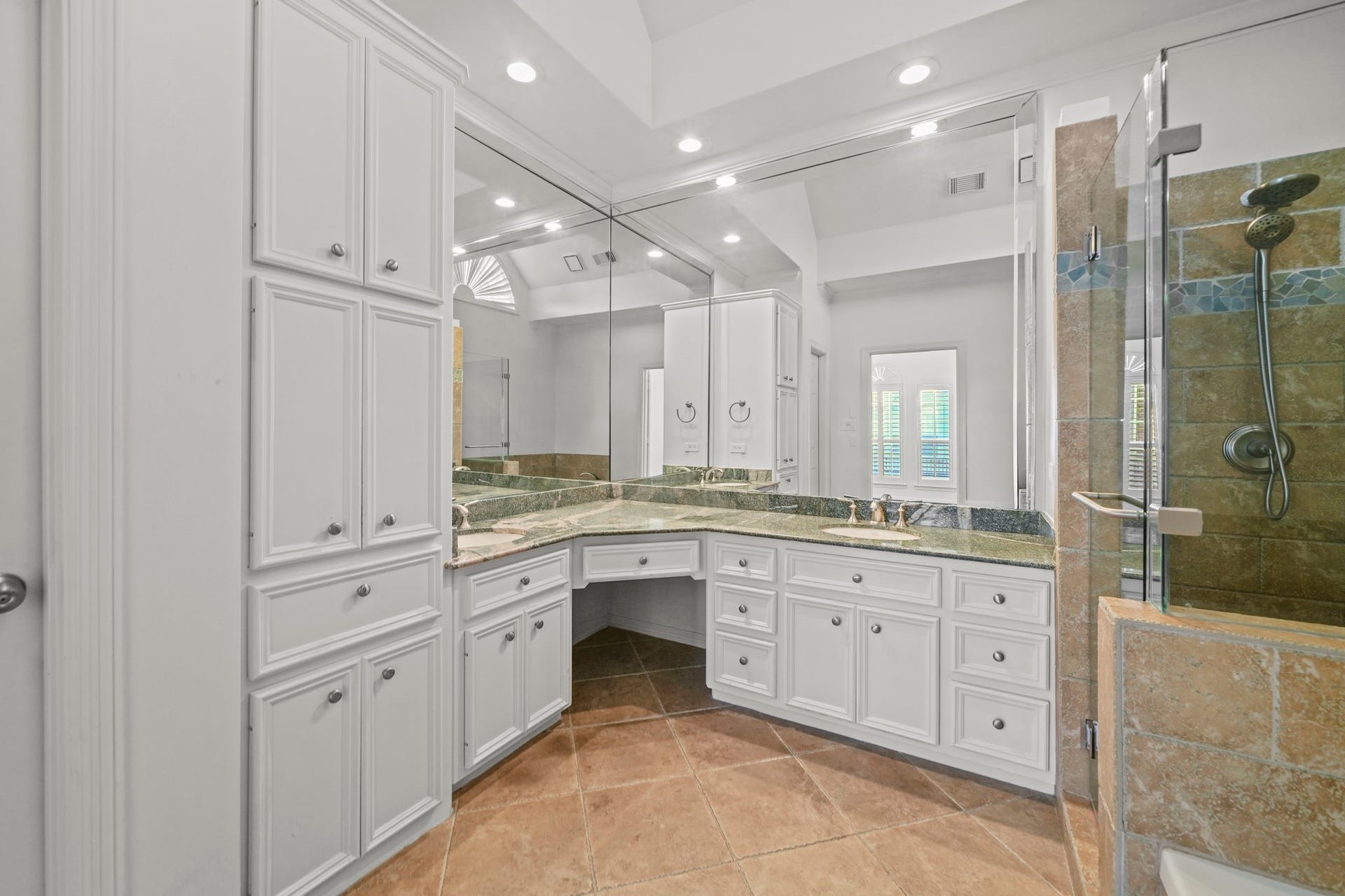 5202 Sagecircle Street S, Houston, TX 77056 Primary Bath