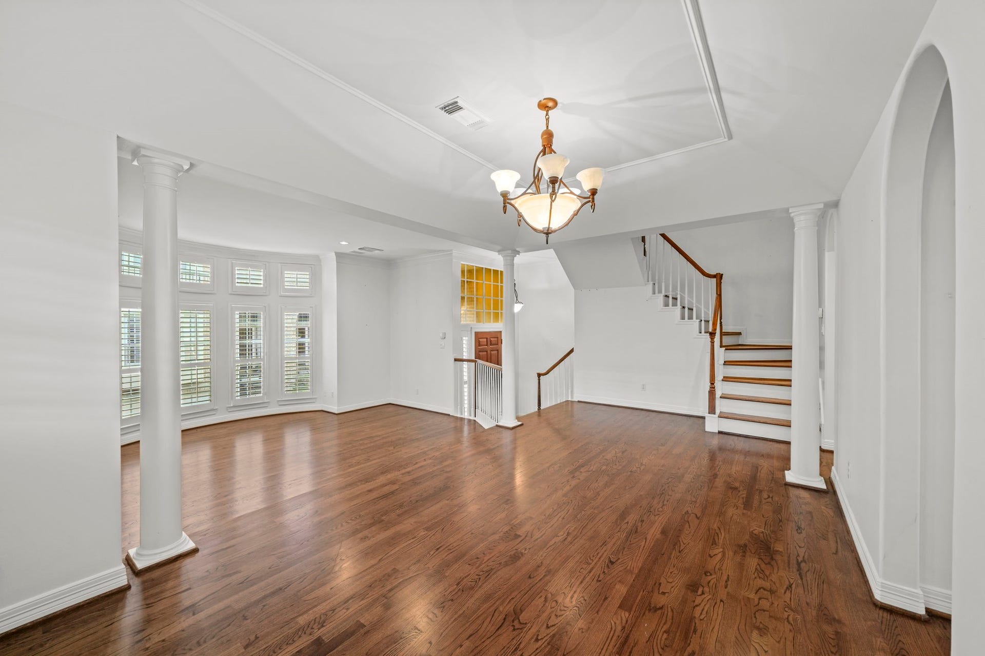 5202 Sagecircle Street S, Houston, TX 77056 Living Room