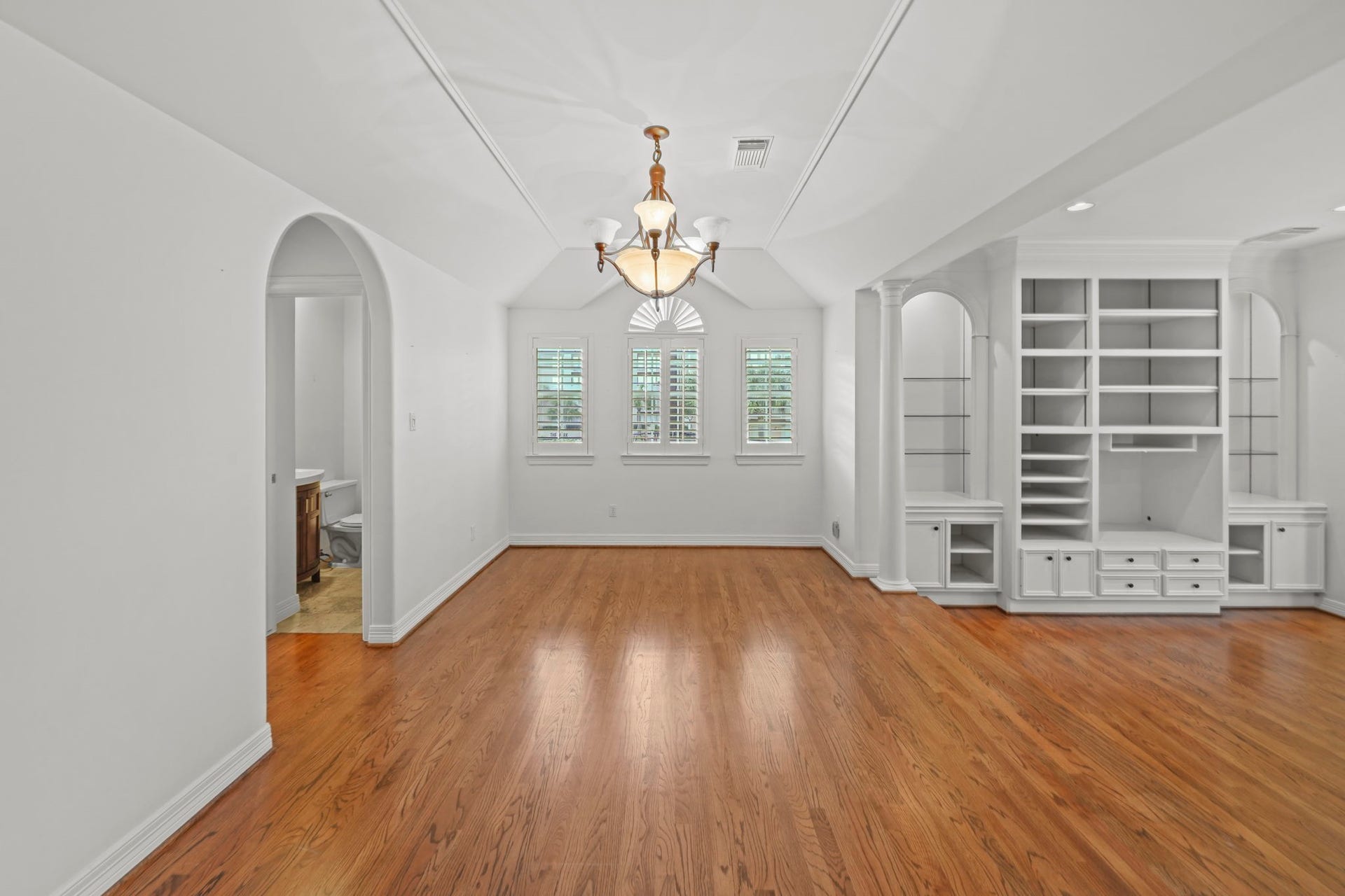 5202 Sagecircle Street S, Houston, TX 77056 Living Room