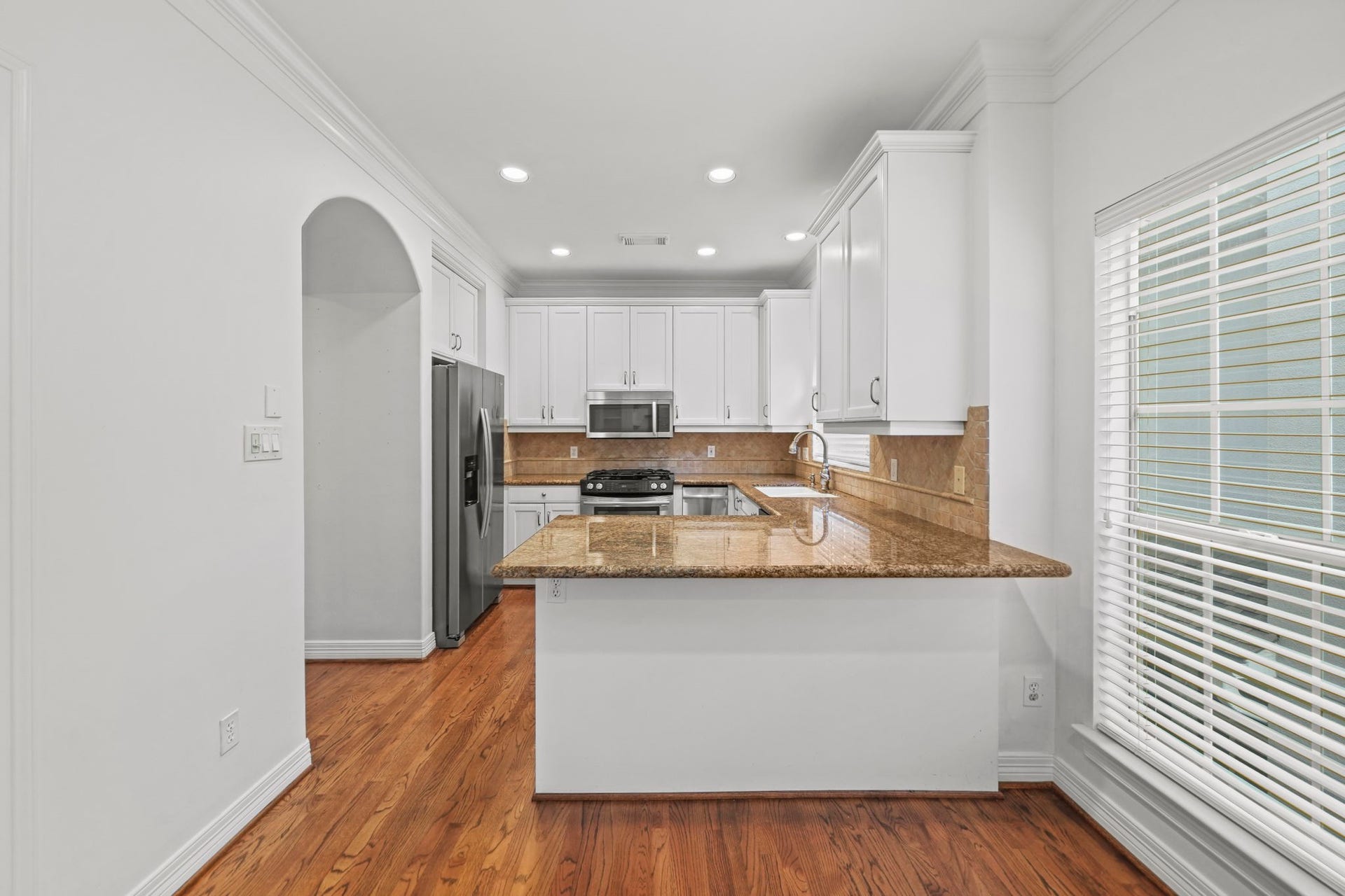 5202 Sagecircle Street S, Houston, TX 77056 Kitchen