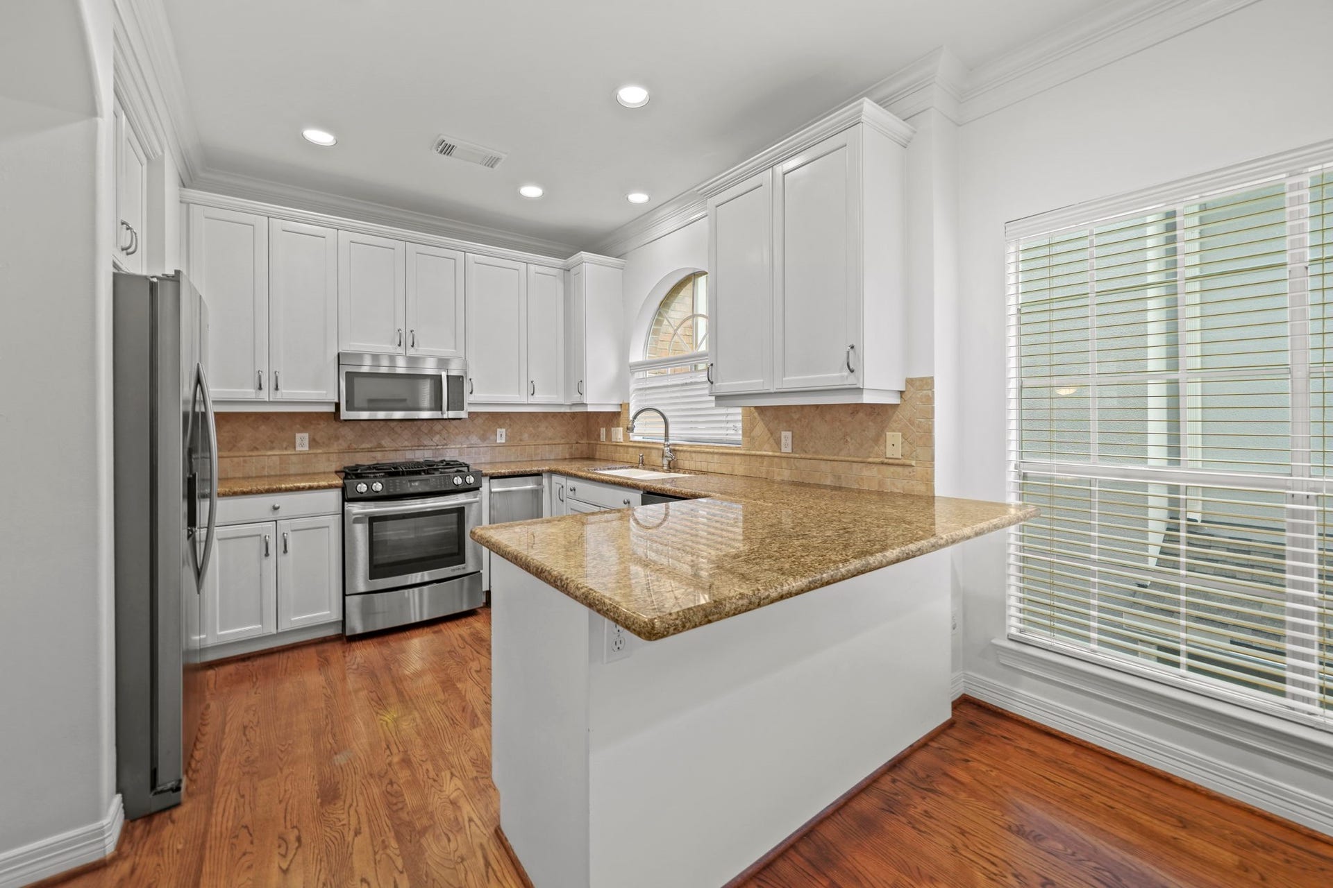 5202 Sagecircle Street S, Houston, TX 77056 KItchen