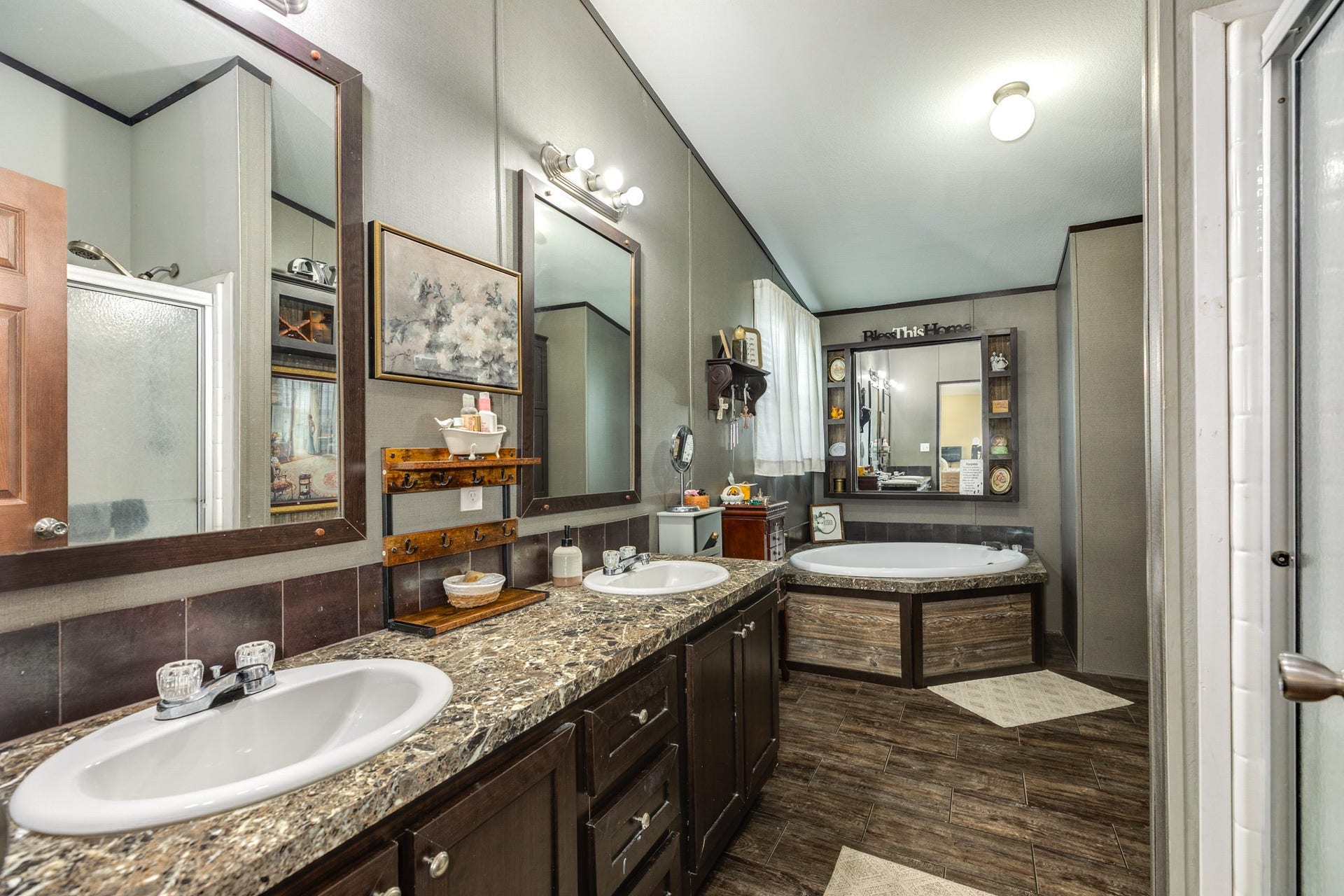 9120 County Road 196, Liverpool, TX 77577 Double sinks, soaking tub, and separate shower.