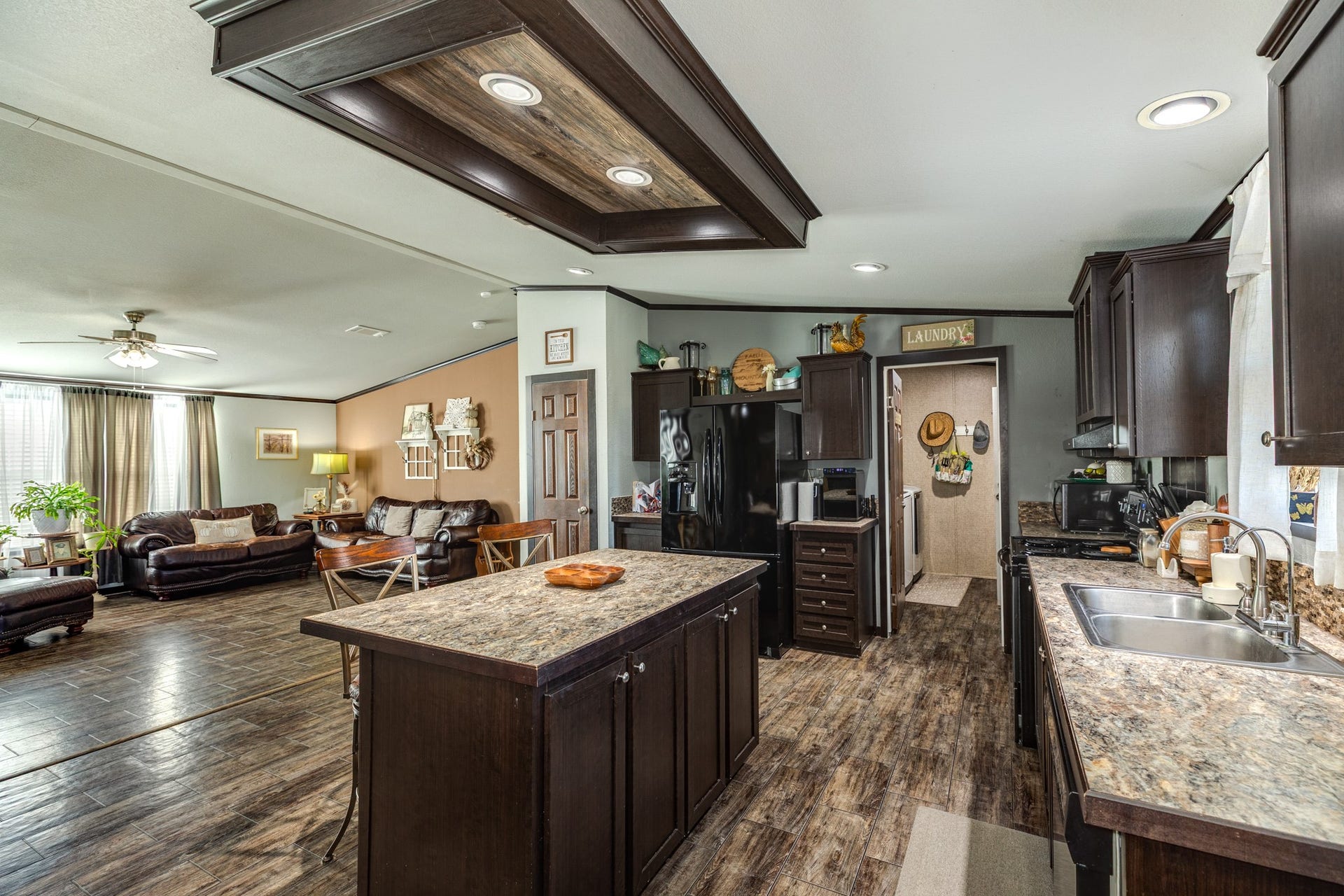 9120 County Road 196, Liverpool, TX 77577 Open-concept family room flowing into the kitchen.