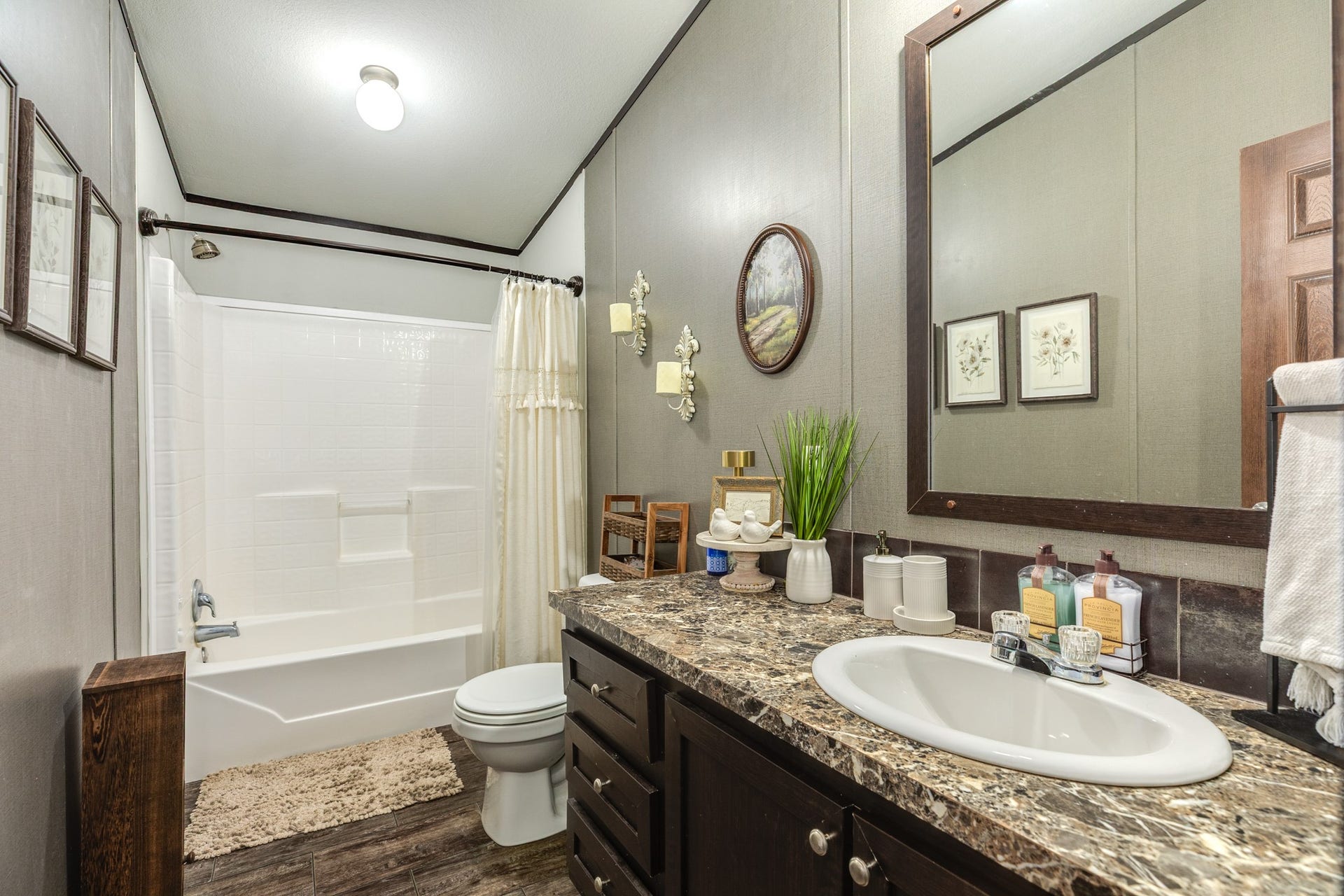 9120 County Road 196, Liverpool, TX 77577 Hallway Bathroom