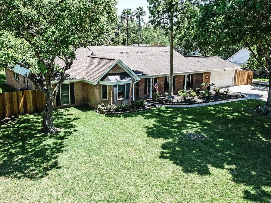 Property photo for 208 Lakeshore Drive, Seabrook, TX