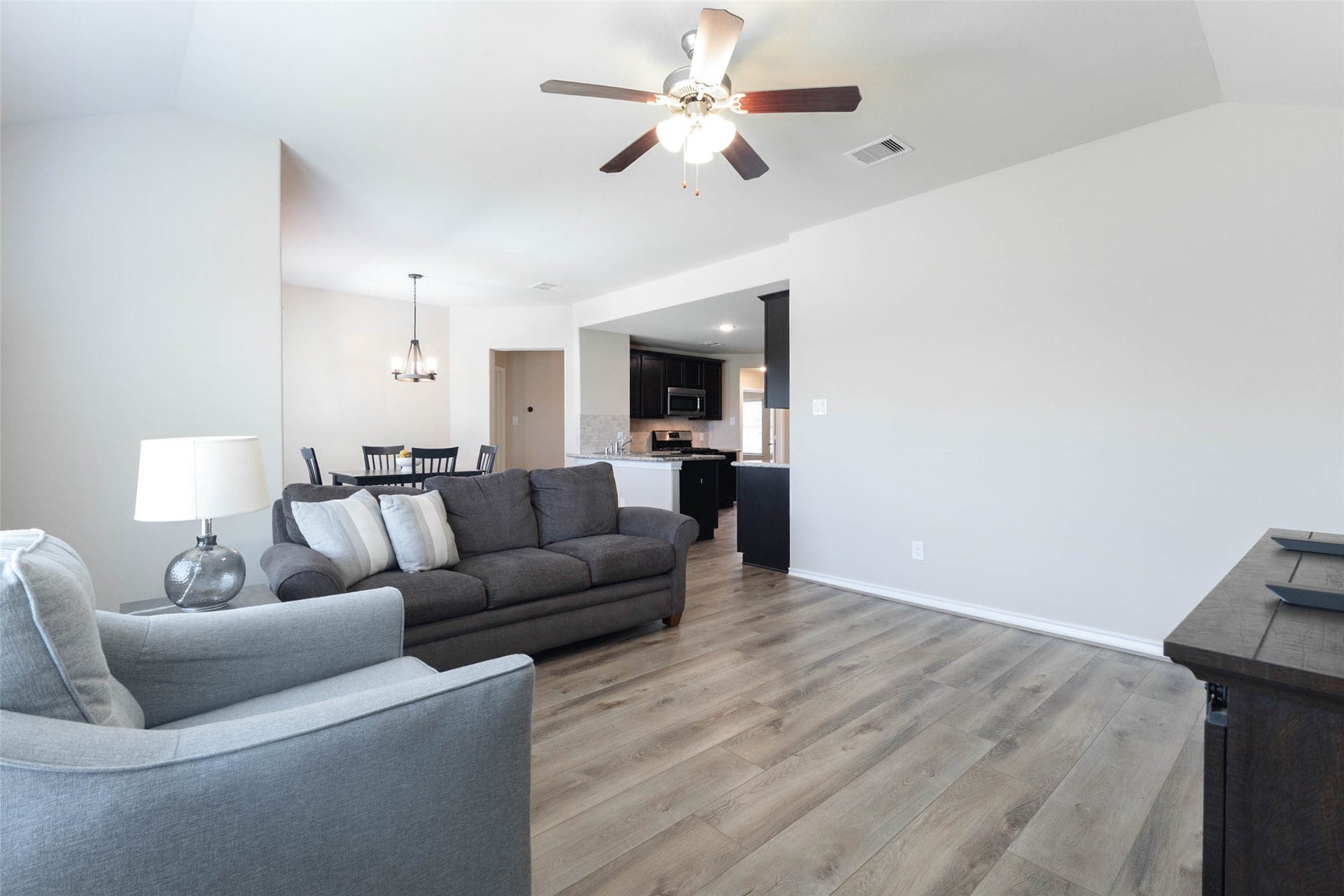 29130 Jarvis Bay Pass, Katy, TX 77494 With a spacious space for gathering, you will enjoy hanging out with family and friends.