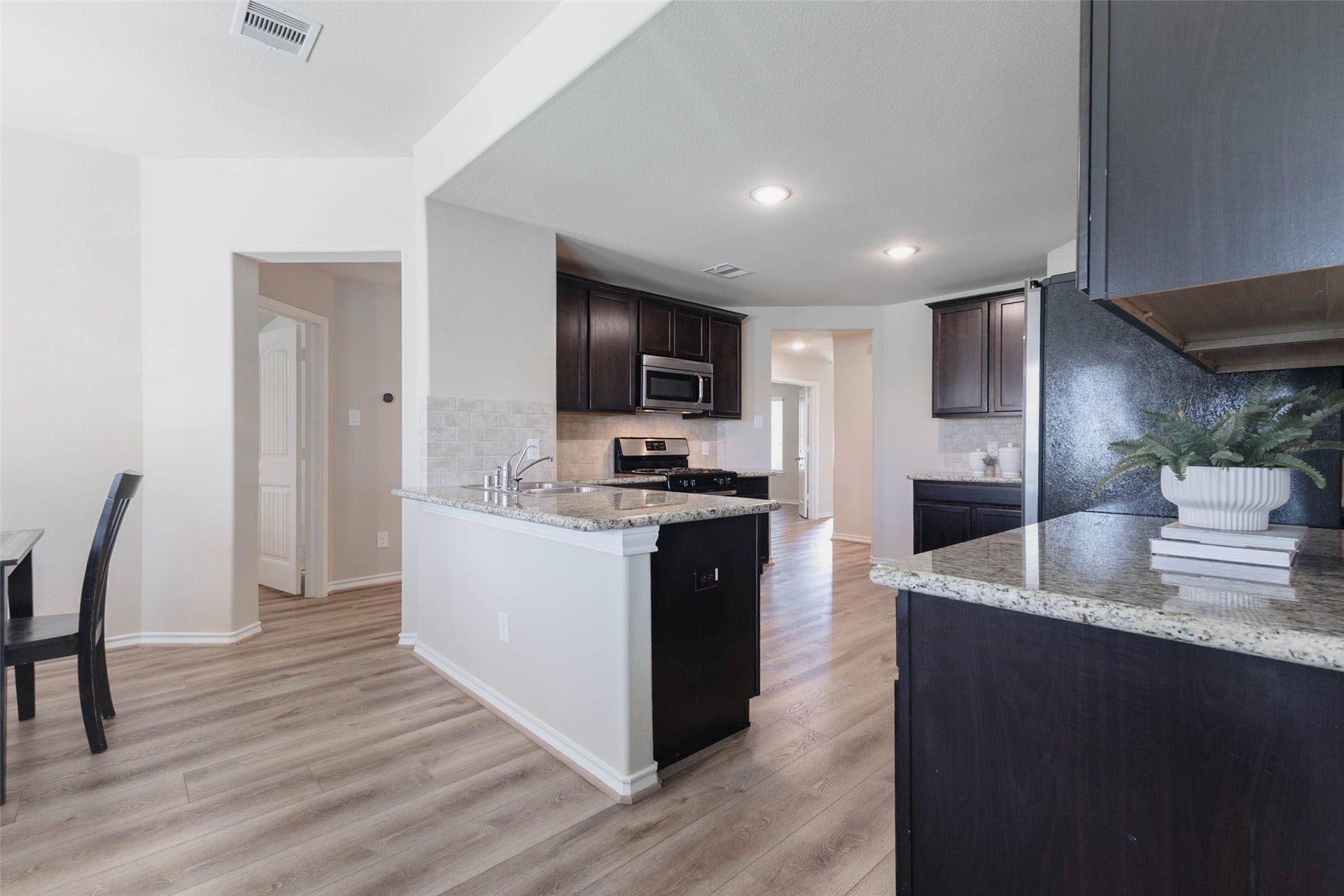 29130 Jarvis Bay Pass, Katy, TX 77494 The kitchen features warm cabinets, granite countertops and stainless steel appliances.