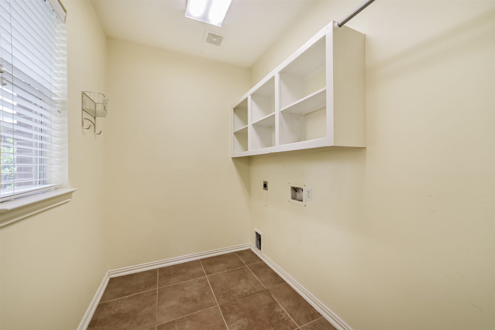 12614 Brazos Bend Trail, Humble, TX 77346 Spacious Utility downstairs w/window for natural light