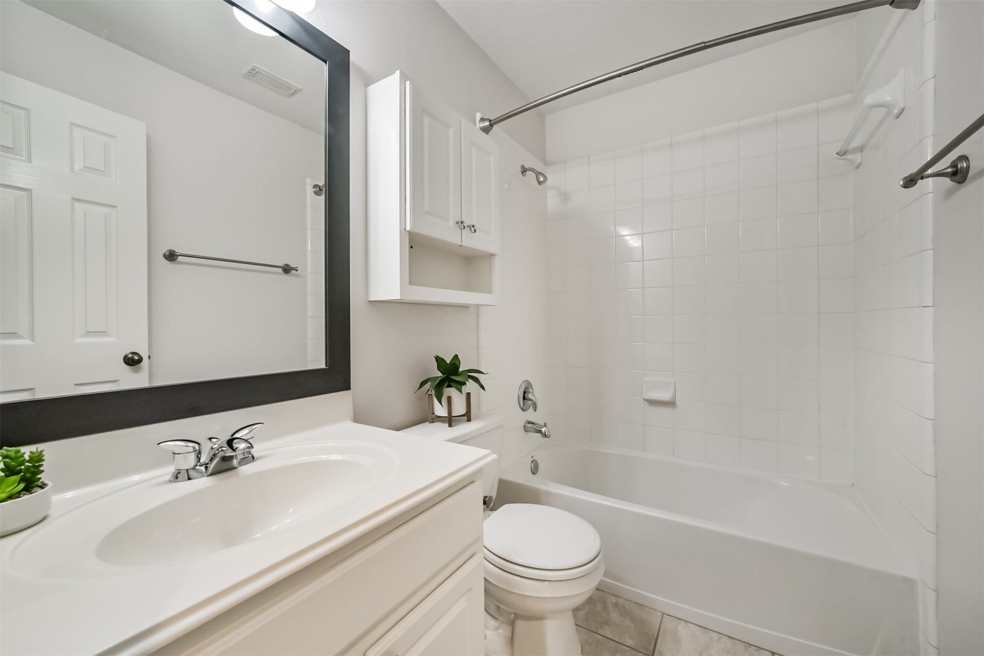 12614 Brazos Bend Trail, Humble, TX 77346 Full bath#2 upstairs